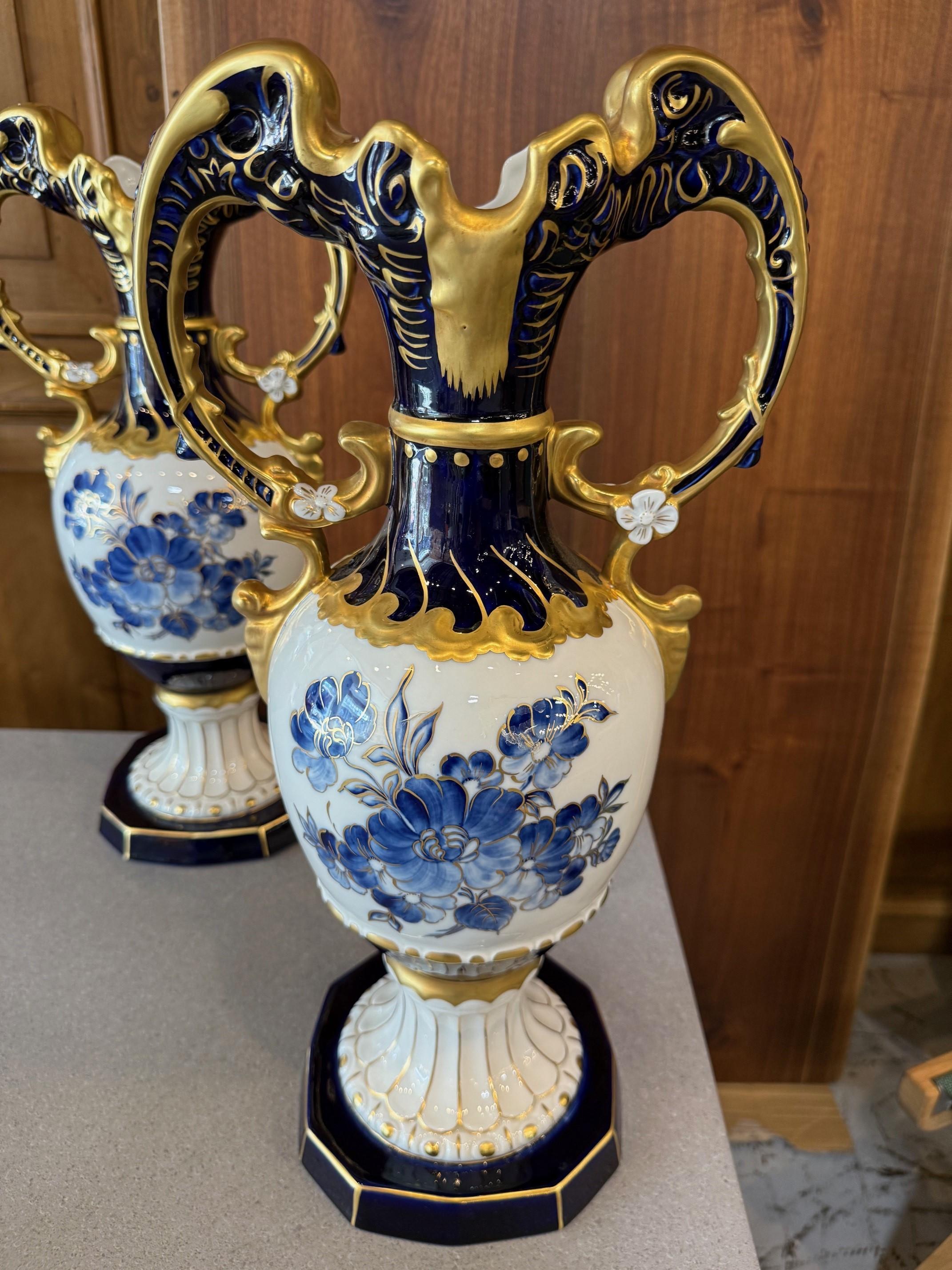 Coppia di vasi in porcellana boema Royal Dux blu cobalto, bianco e oro in vendita 2