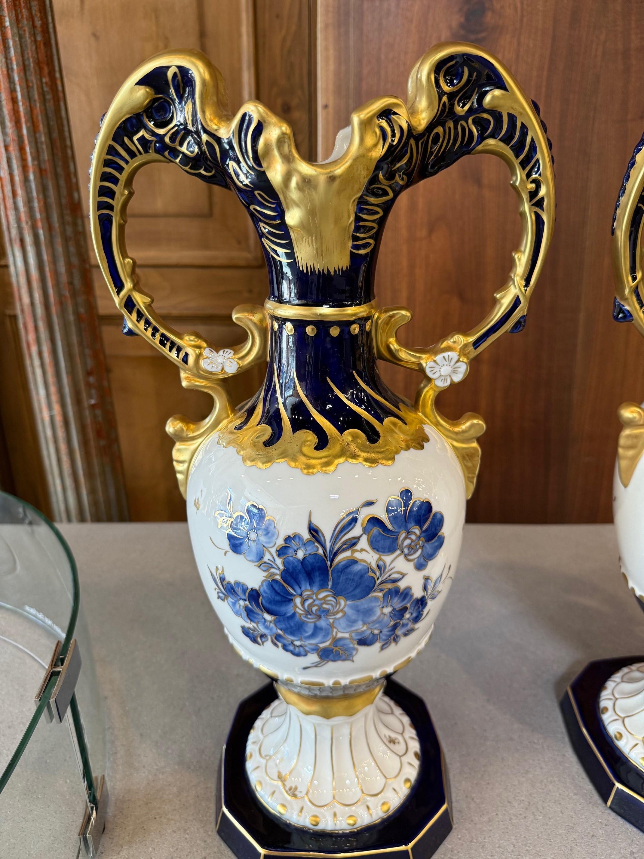 Coppia di vasi in porcellana boema Royal Dux blu cobalto, bianco e oro in vendita 3
