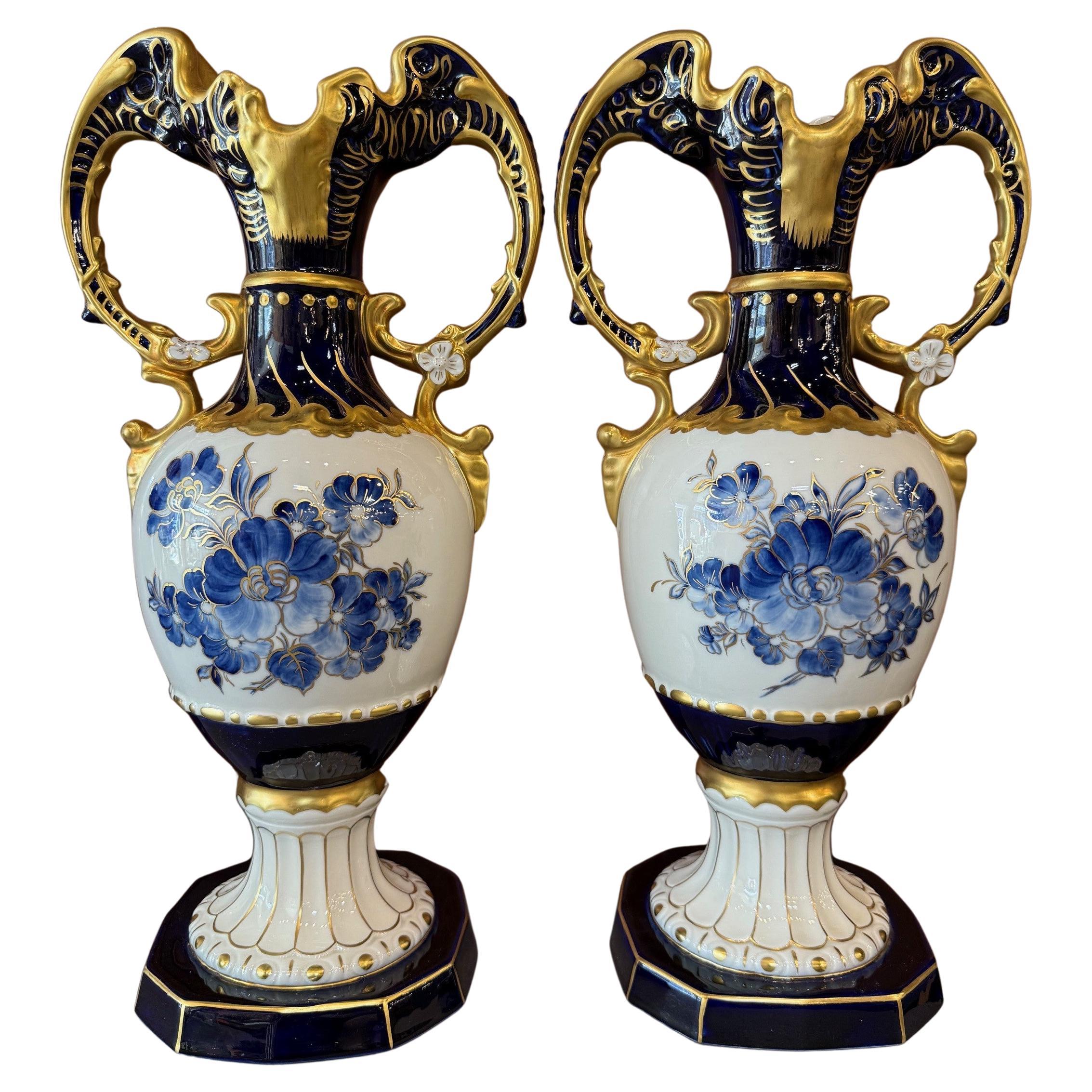 Coppia di vasi in porcellana boema Royal Dux blu cobalto, bianco e oro in vendita