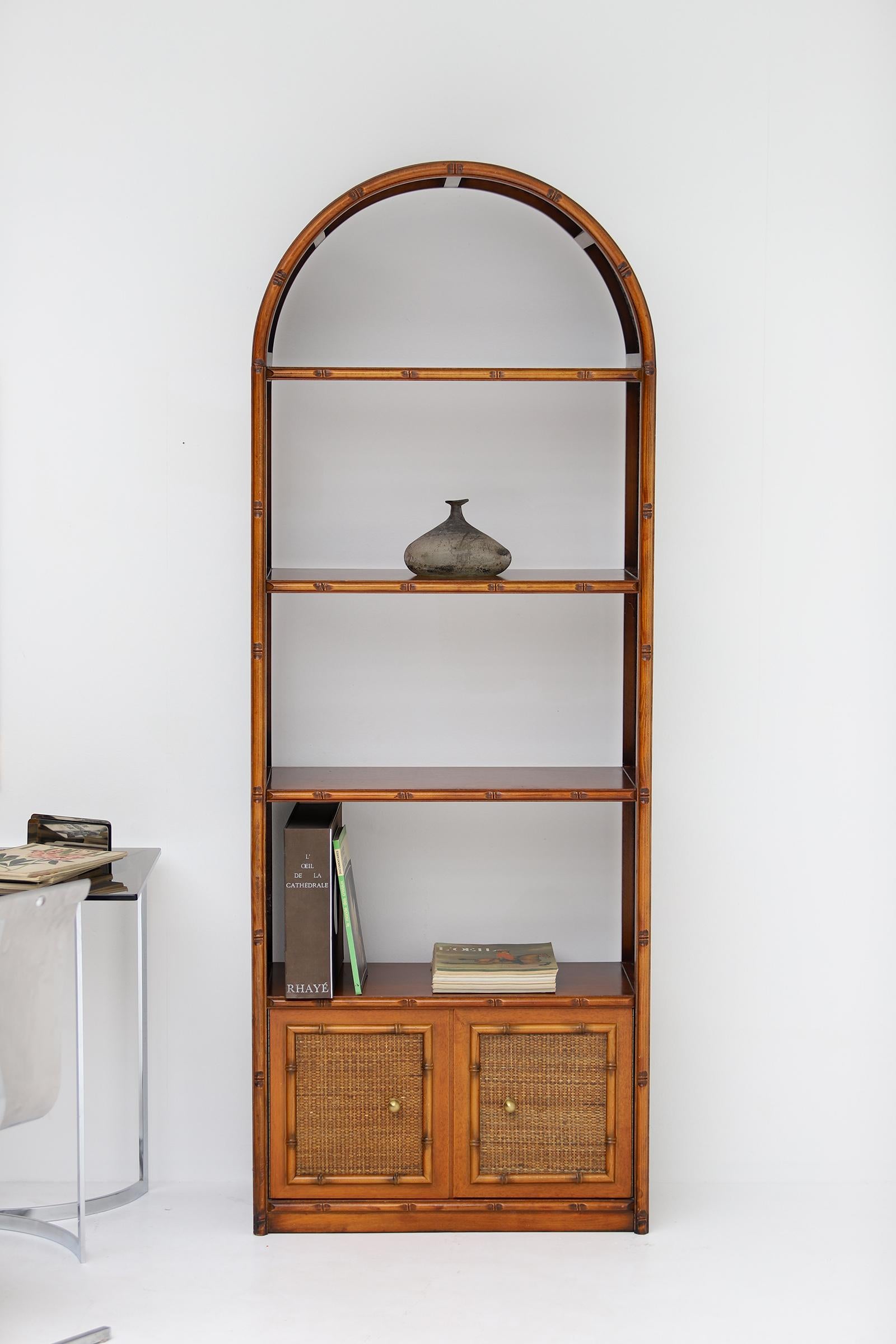 Pair of bohemian rattan bookcases / unit with arch top and brass details 1970 In Good Condition In Antwerpen, Antwerp