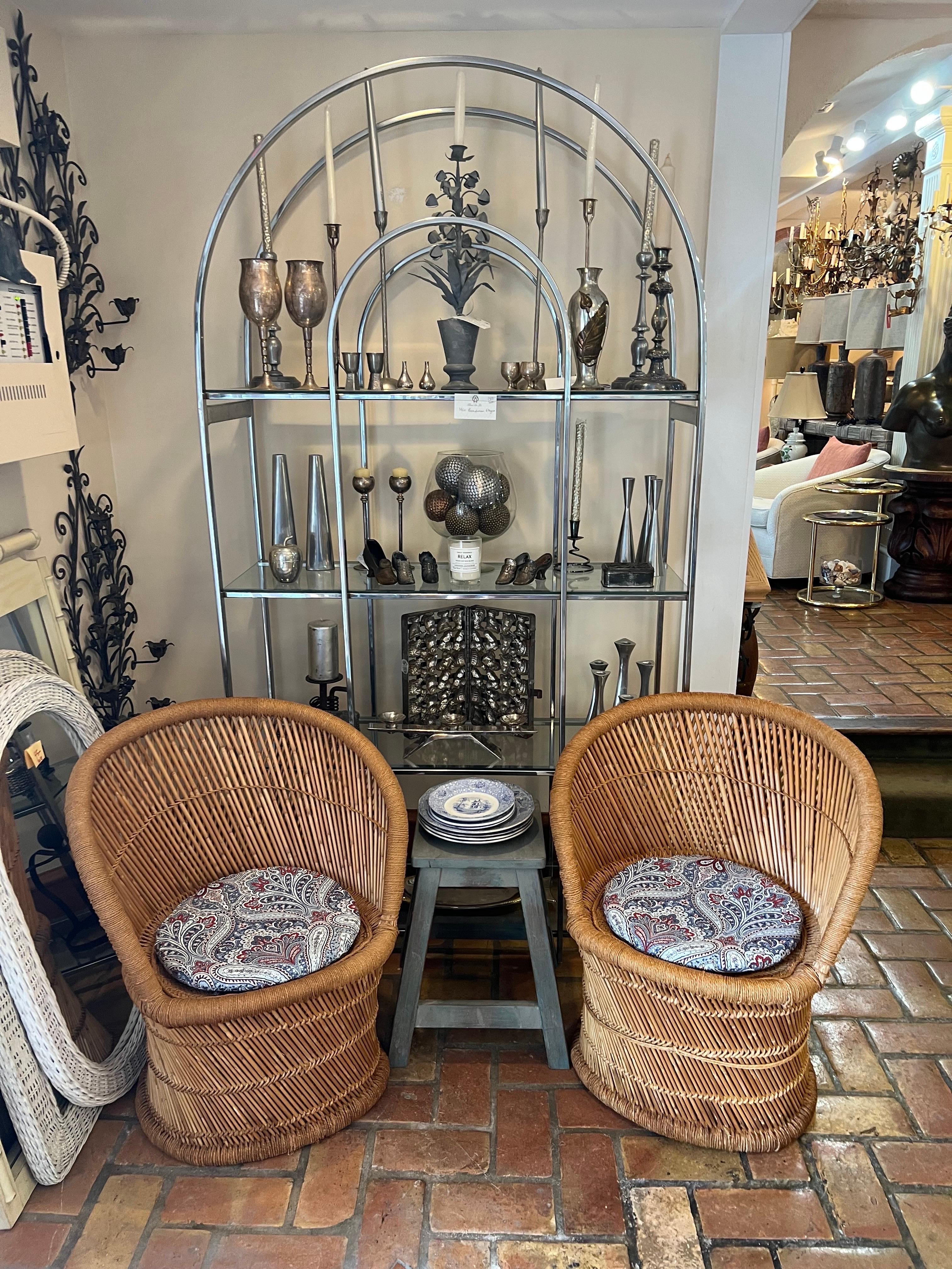 Paar geflochtene Rattanstühle im Boho Chic im Angebot 2