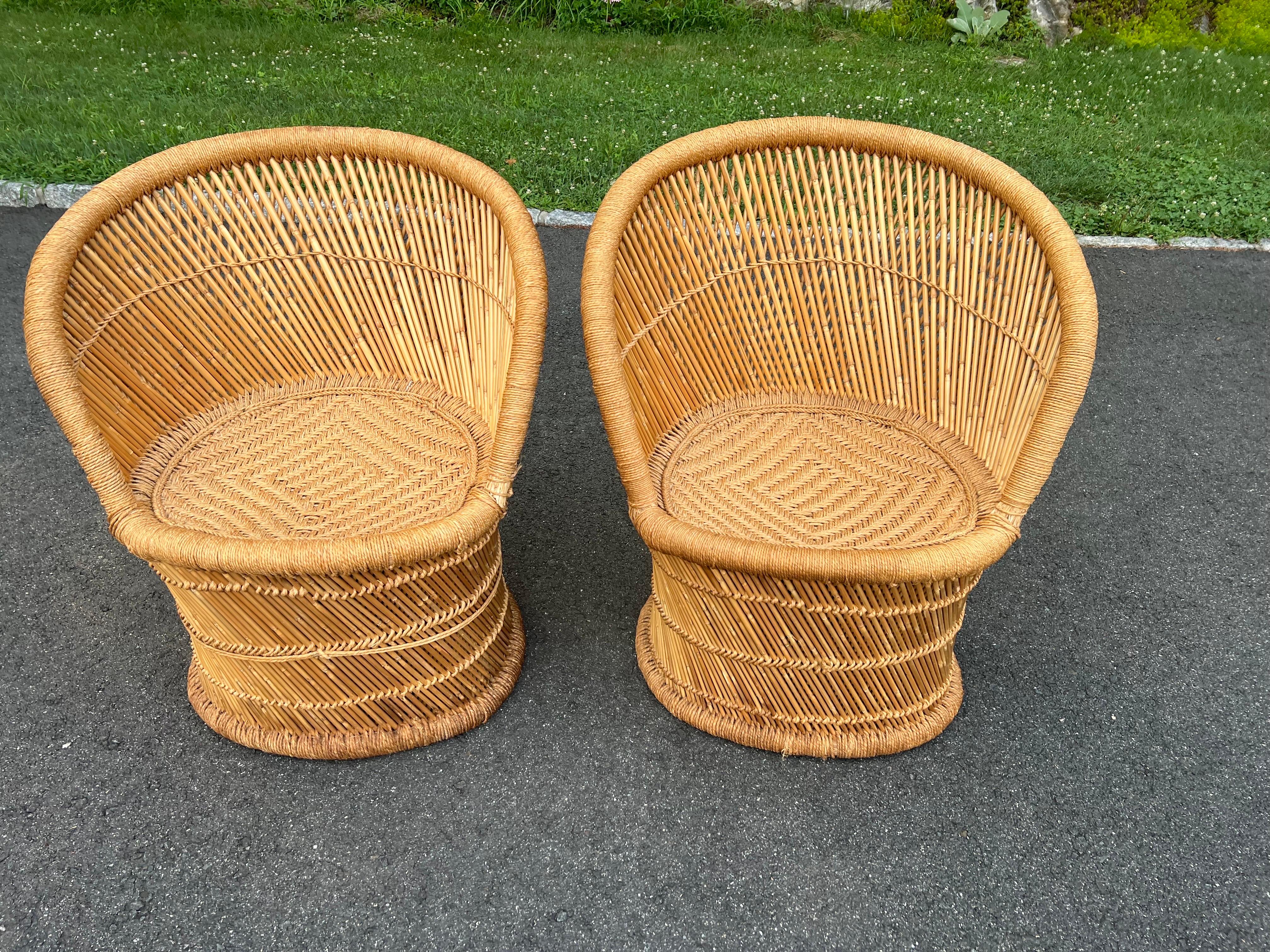 Paar Boho Chic geflochtene Stühle aus Seil und Rattan. Klassische Schalensessel mit niedrigem Profil und geflochtenen Seilakzenten. Ideal für ein Kinderzimmer. Die Kissen sind im Lieferumfang enthalten. Diese Stühle können in zwei Kartons geliefert