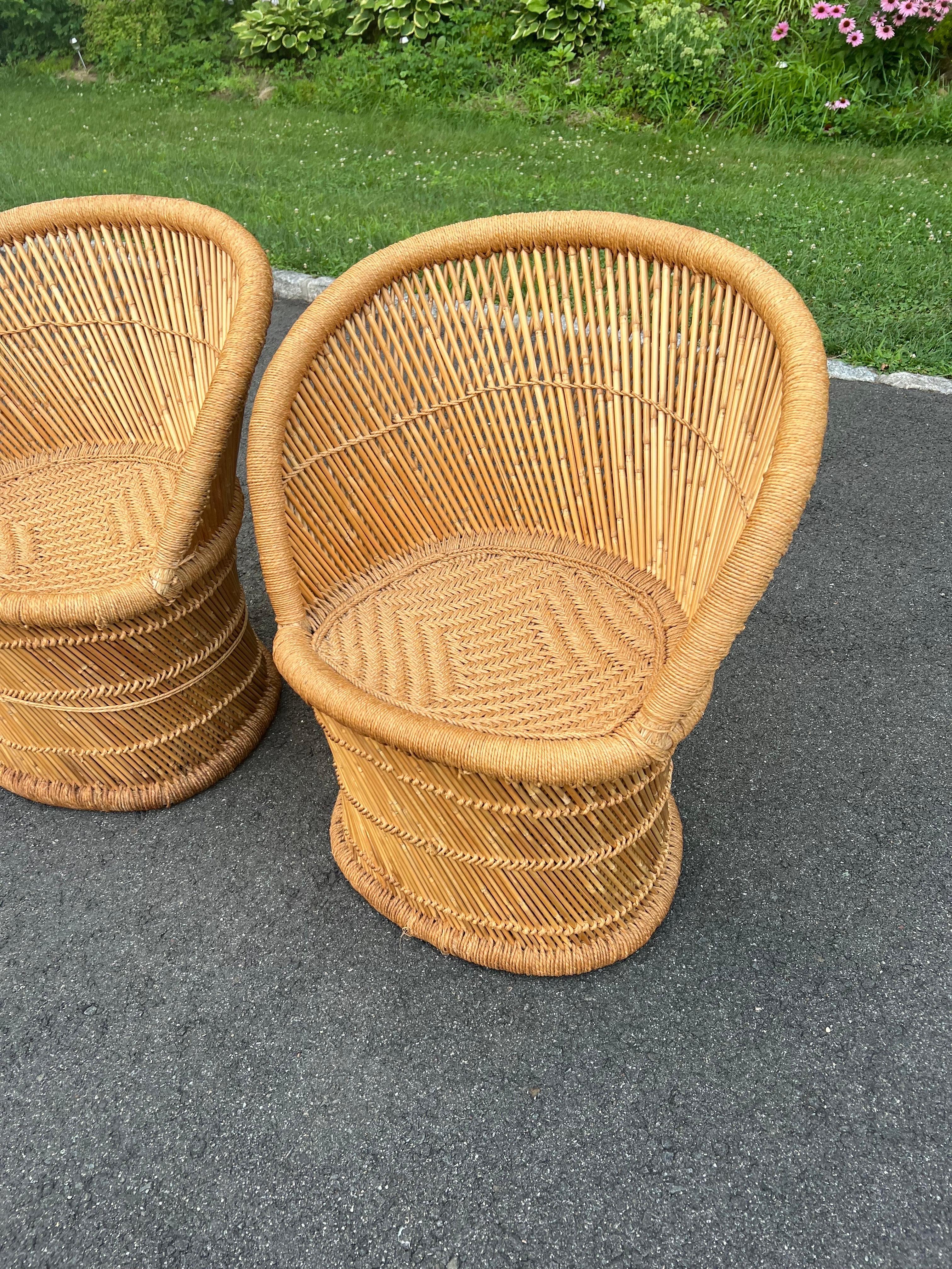 Paar geflochtene Rattanstühle im Boho Chic (Böhmisch) im Angebot