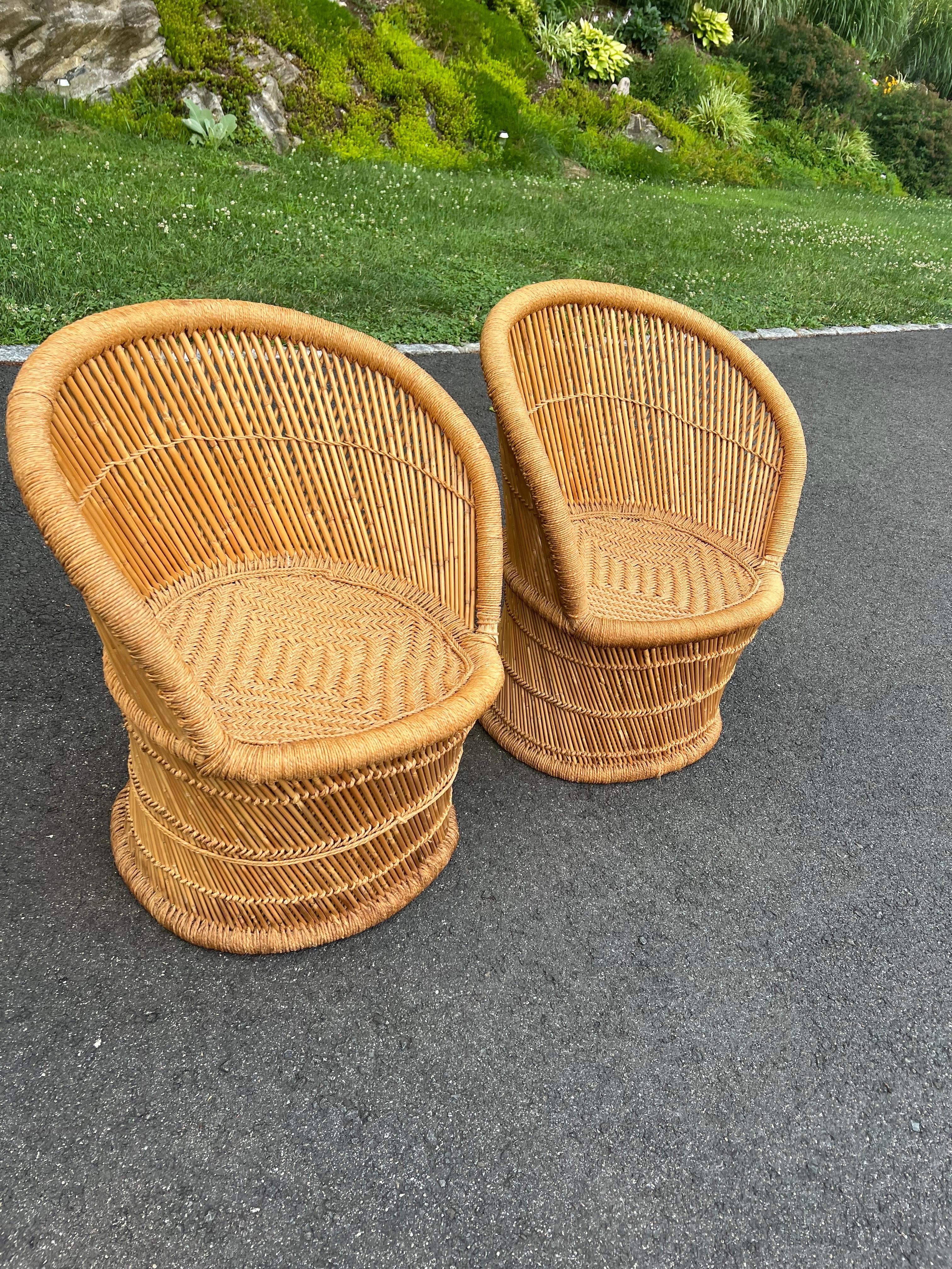 Paar geflochtene Rattanstühle im Boho Chic (Unbekannt) im Angebot