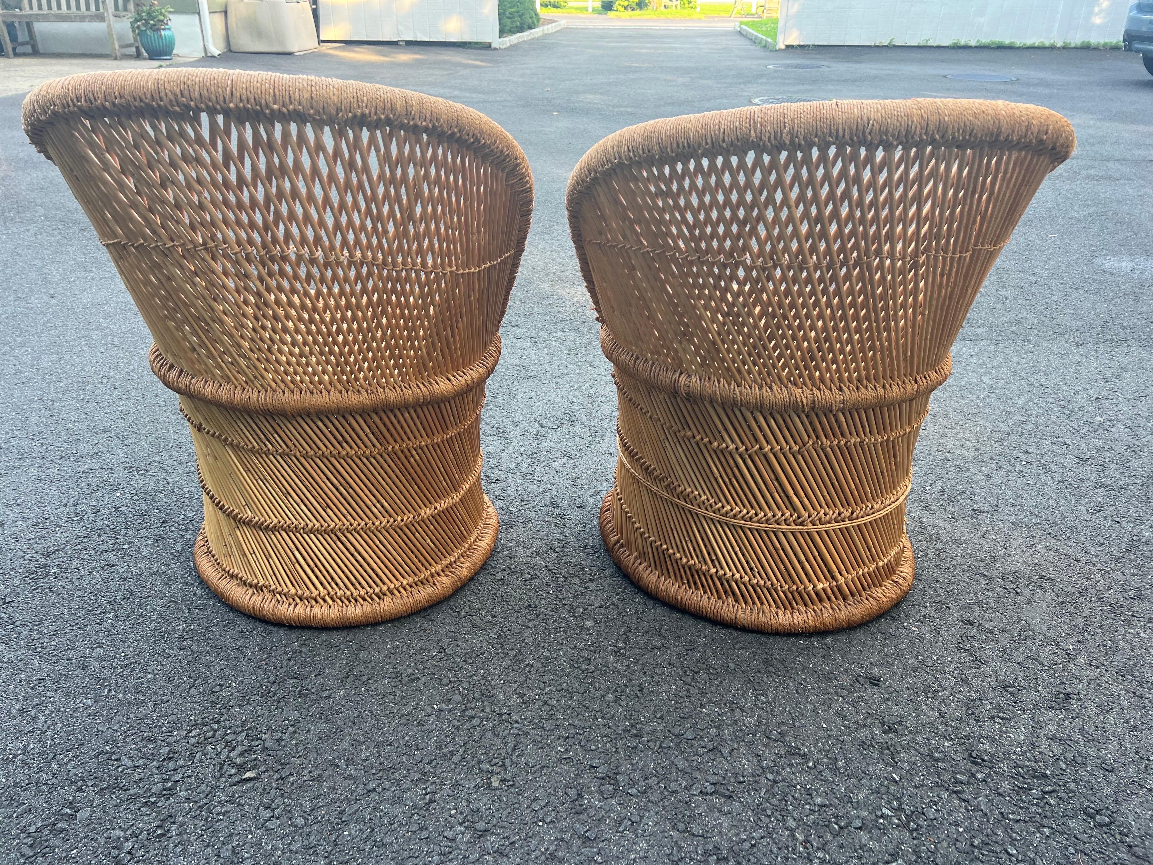 Paar geflochtene Rattanstühle im Boho Chic (Handgewebt) im Angebot