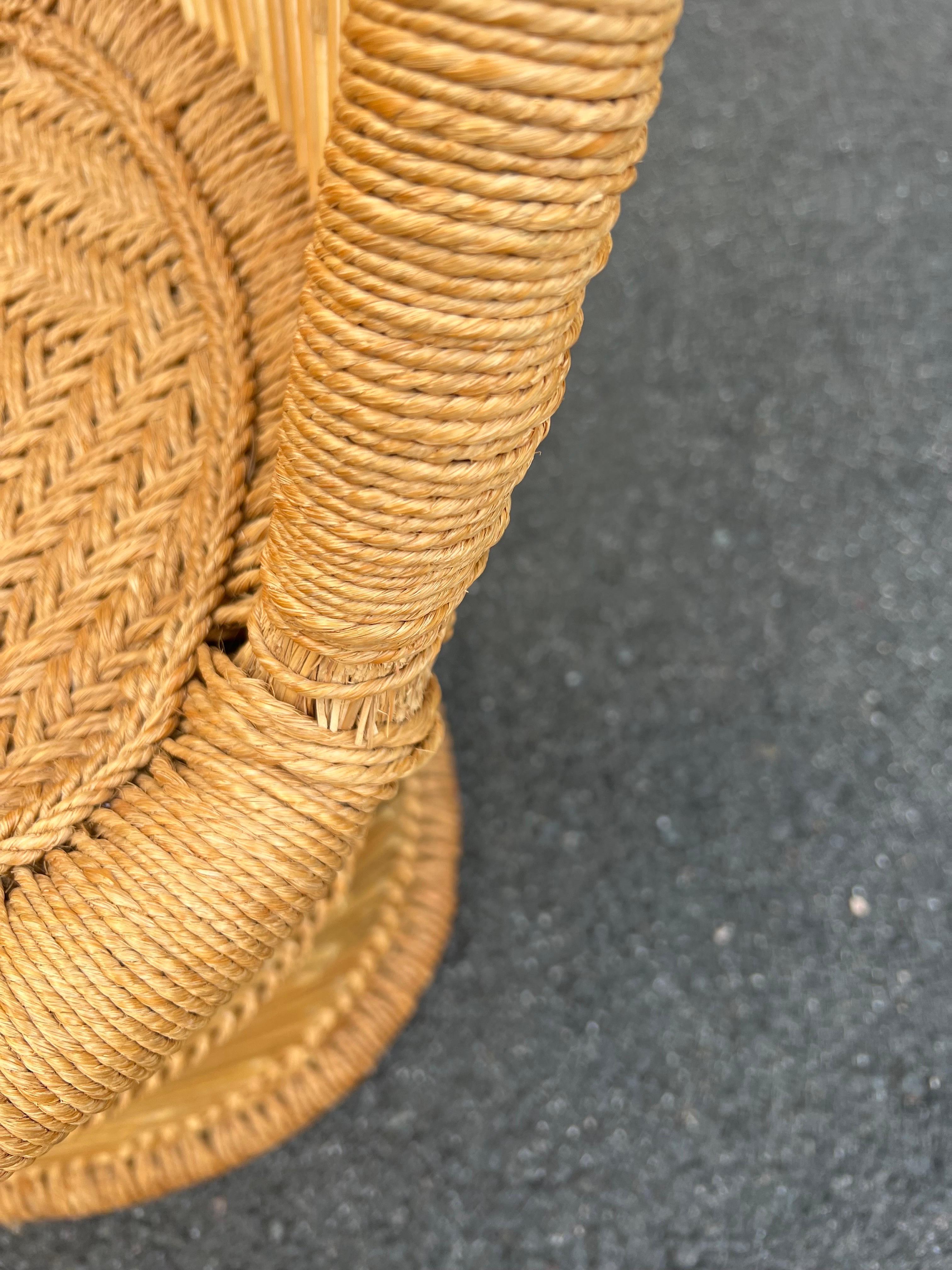 Paar geflochtene Rattanstühle im Boho Chic im Zustand „Gut“ im Angebot in Redding, CT
