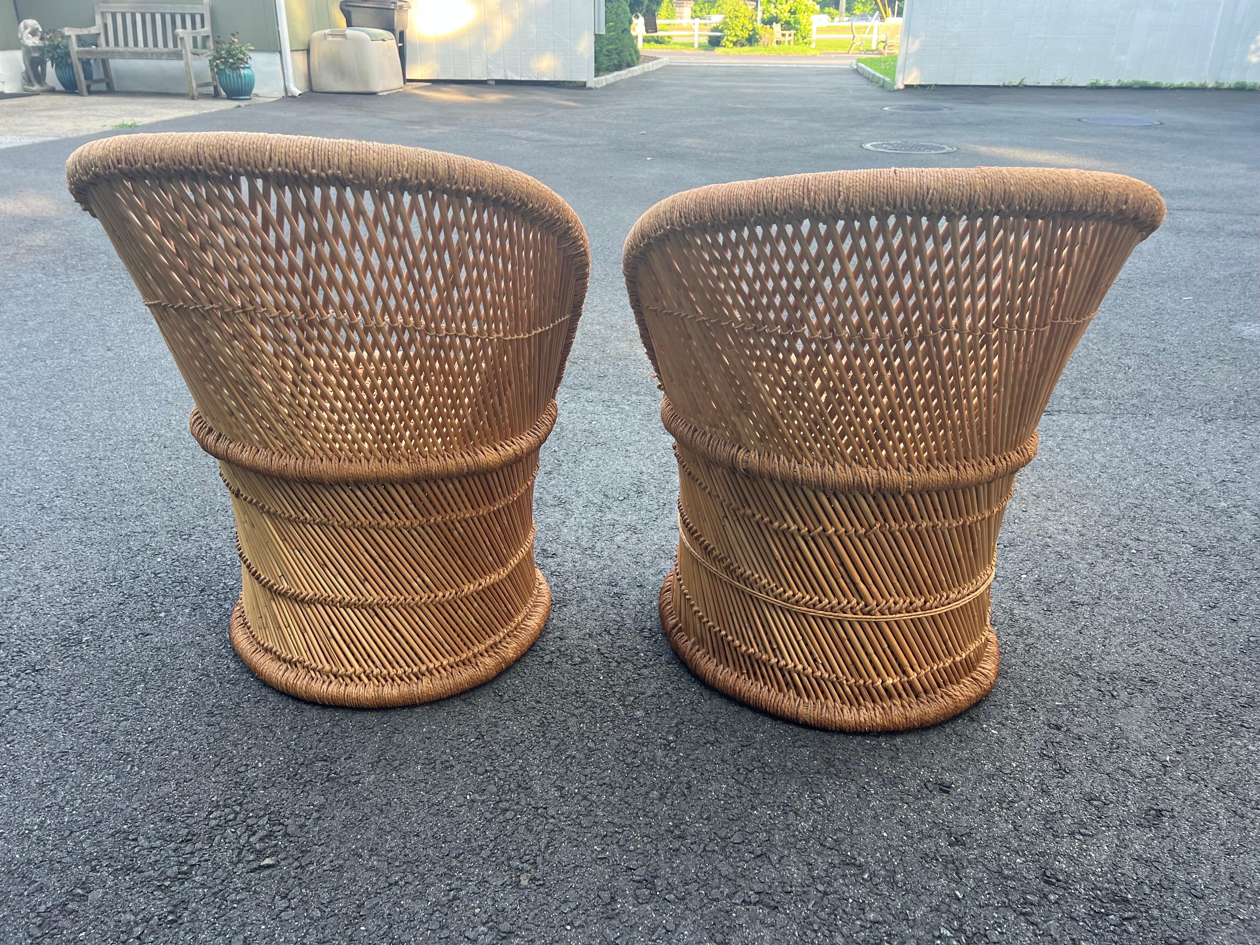 Paar geflochtene Rattanstühle im Boho Chic (Ende des 20. Jahrhunderts) im Angebot