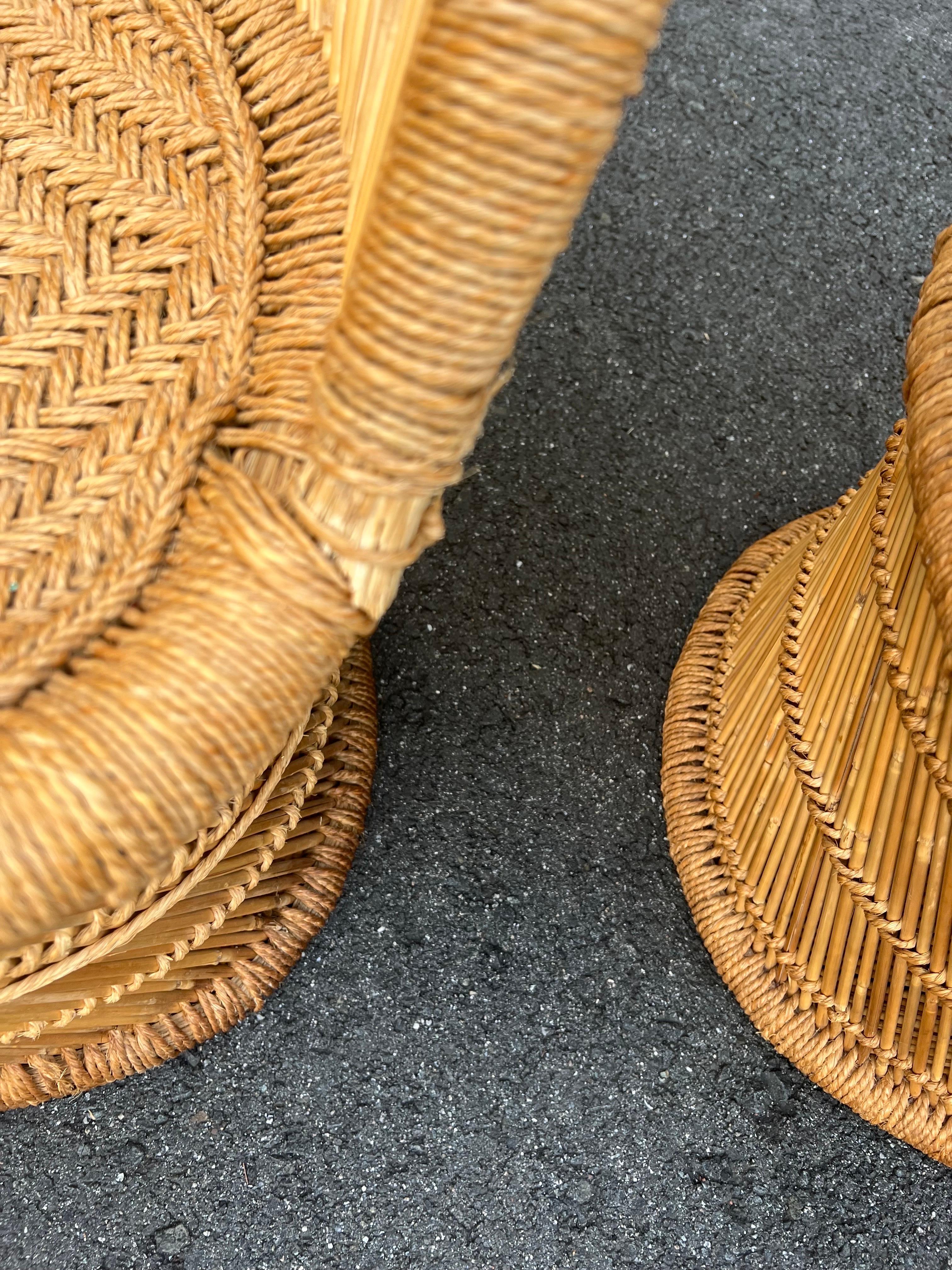 Paar geflochtene Rattanstühle im Boho Chic (Jute) im Angebot