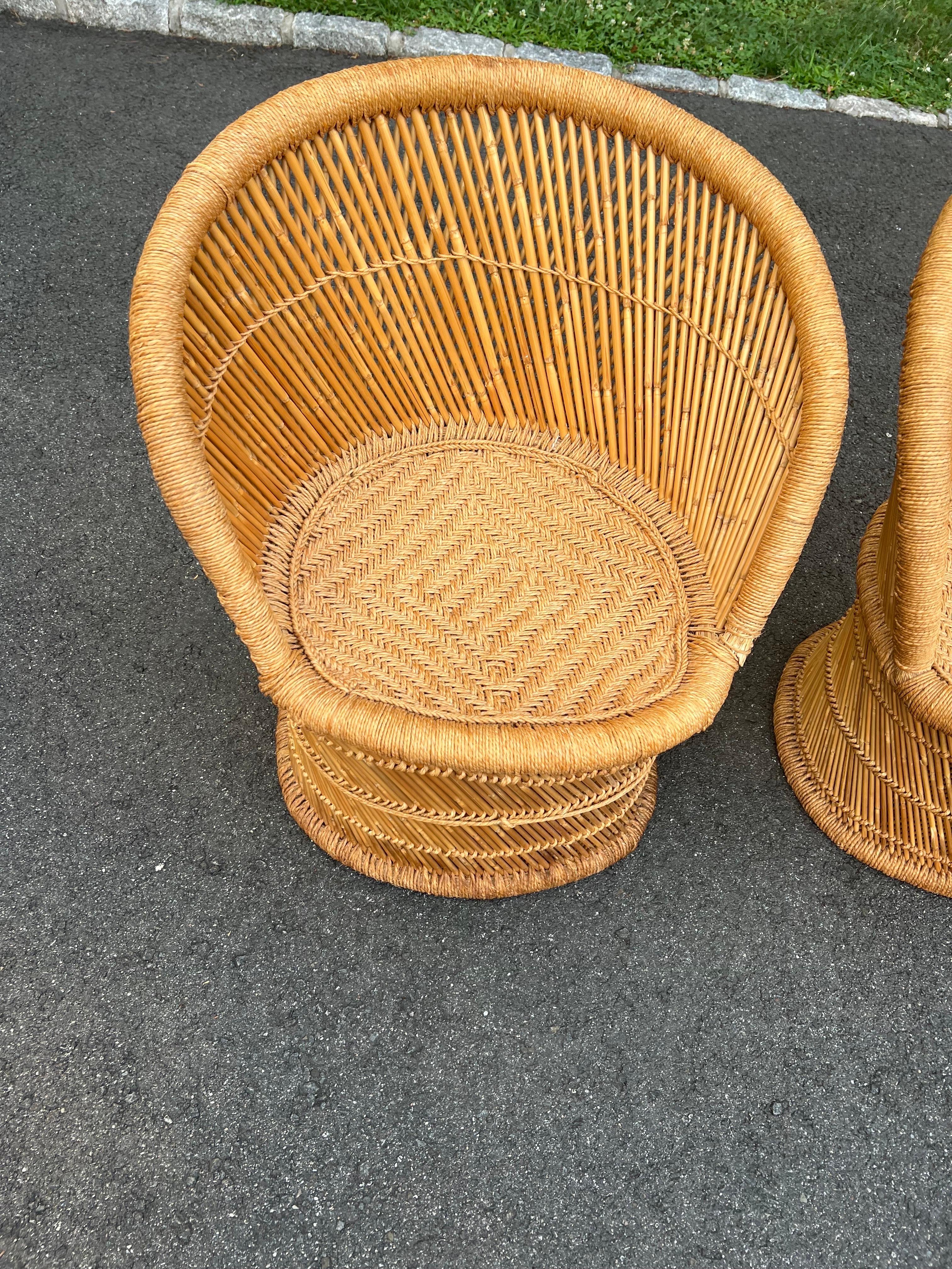 Paar geflochtene Rattanstühle im Boho Chic im Angebot 1
