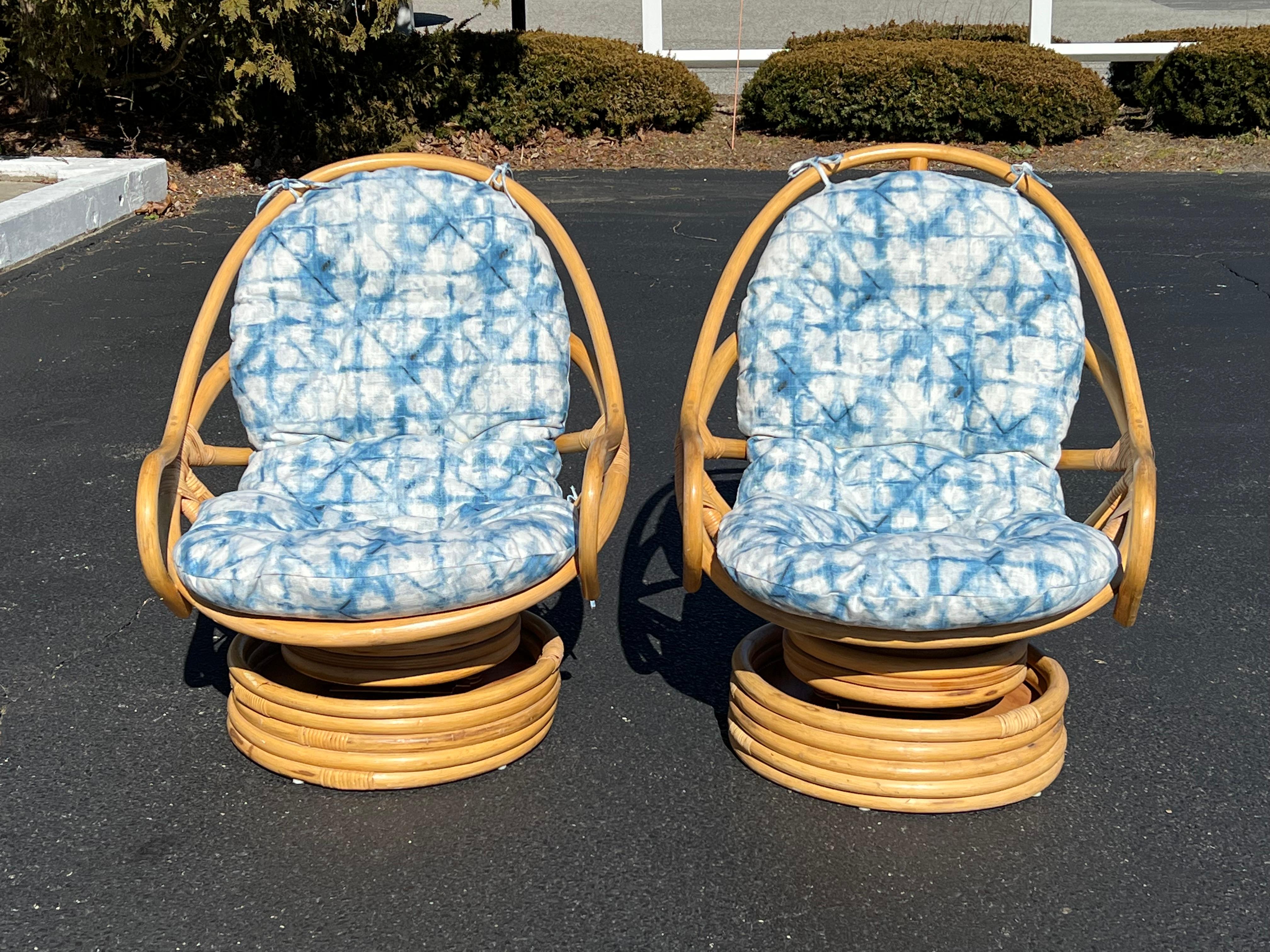 Paar Boho-Rattan-Bambus-Drehstühle im Zustand „Gut“ im Angebot in Redding, CT