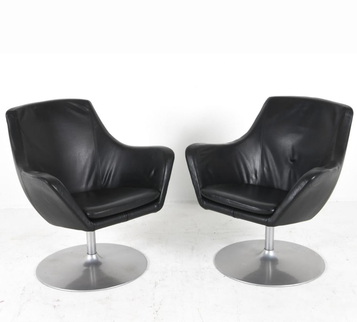 Postmoderne Paire de chaises longues en cuir Boila et poufs en cuir assortis Circa 1970 en vente