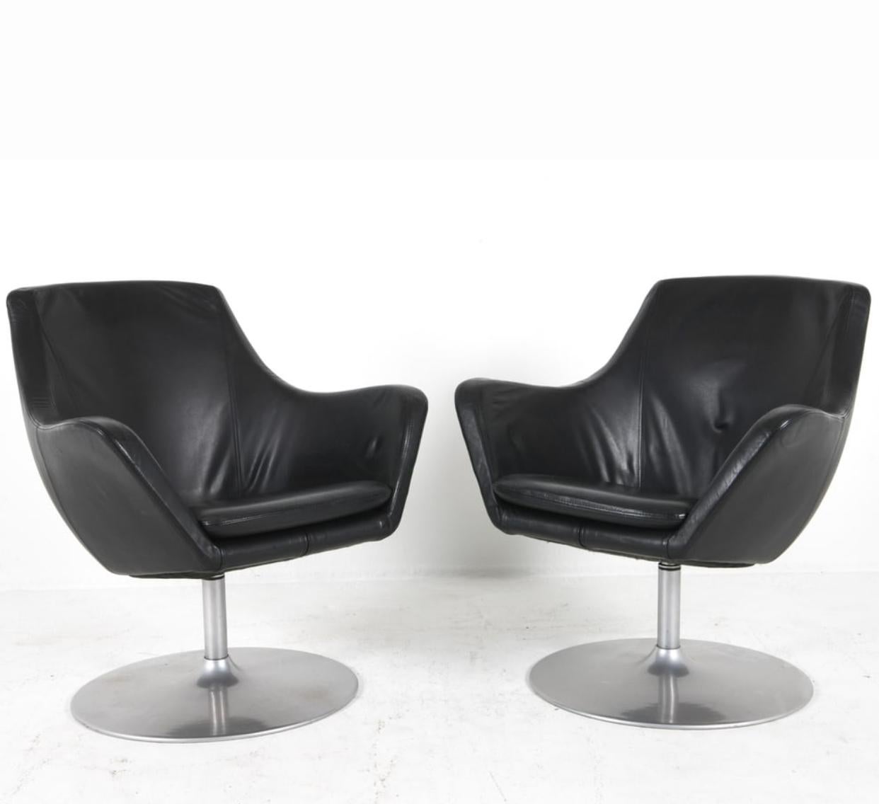 Danois Paire de chaises longues en cuir Boila et poufs en cuir assortis Circa 1970 en vente