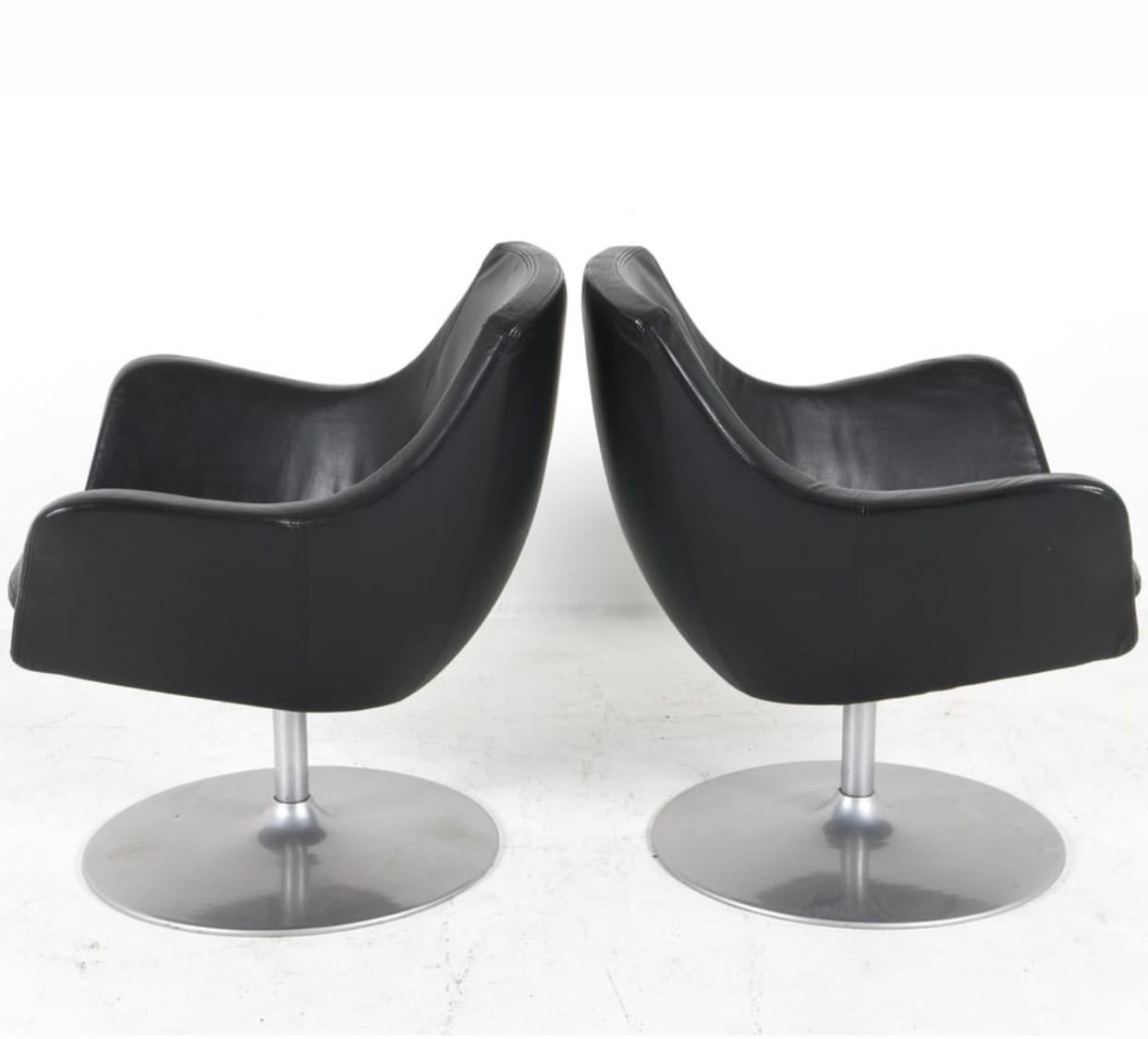 Fin du 20e siècle Paire de chaises longues en cuir Boila et poufs en cuir assortis Circa 1970 en vente