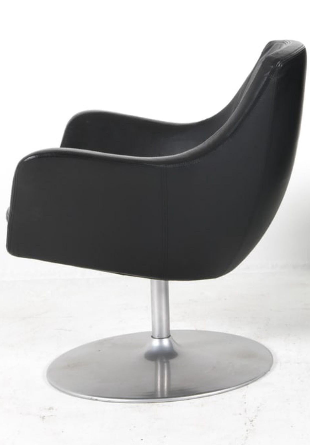 Aluminium Paire de chaises longues en cuir Boila et poufs en cuir assortis Circa 1970 en vente