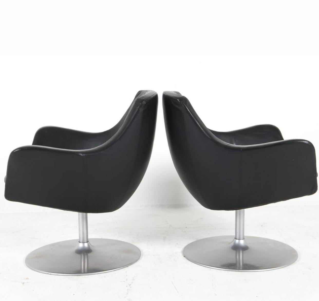 Paire de chaises longues en cuir Boila et poufs en cuir assortis Circa 1970 en vente 2