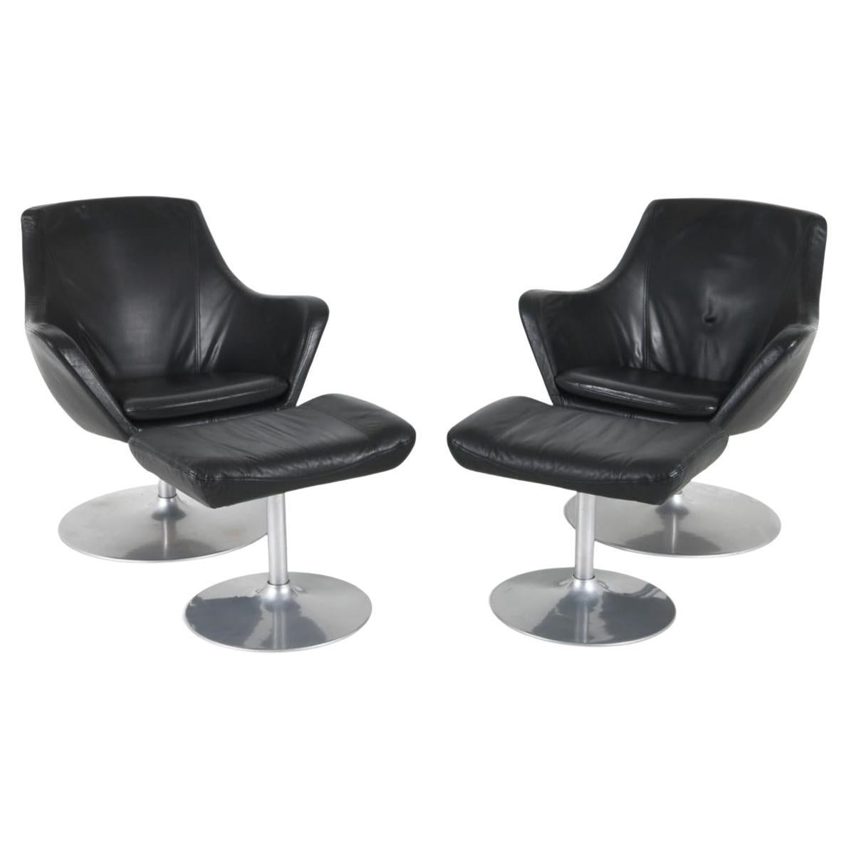 Paire de chaises longues en cuir Boila et poufs en cuir assortis Circa 1970 en vente