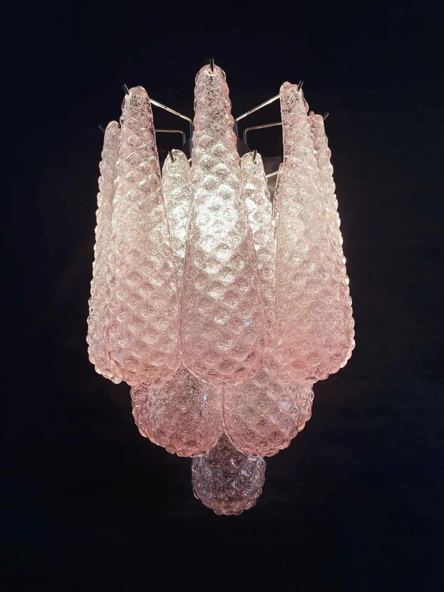 Italiano Coppia di audaci lampade da parete eclettiche in vetro rosa pastello di Murano in vendita