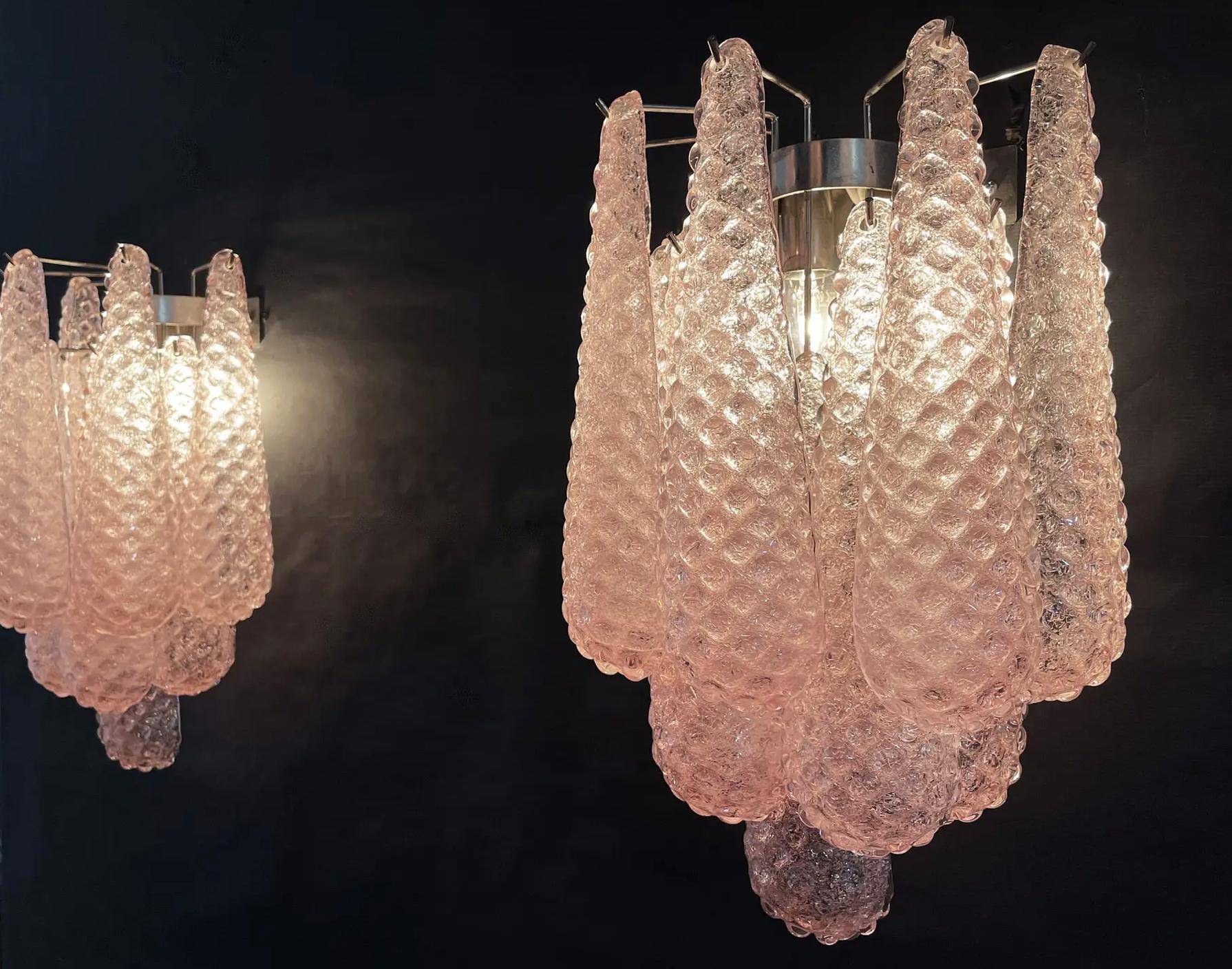 XX secolo Coppia di audaci lampade da parete eclettiche in vetro rosa pastello di Murano in vendita