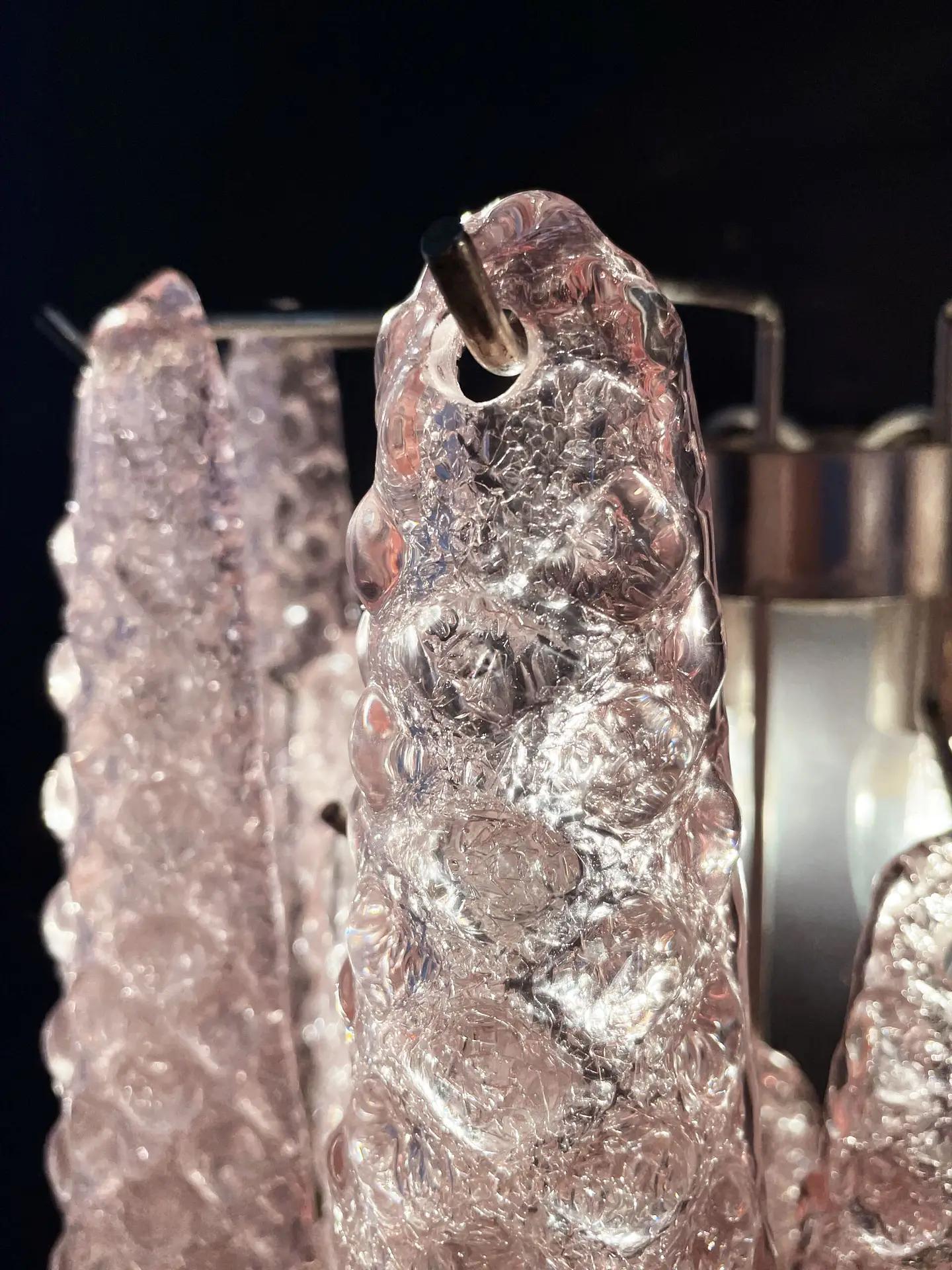 Coppia di audaci lampade da parete eclettiche in vetro rosa pastello di Murano in vendita 1