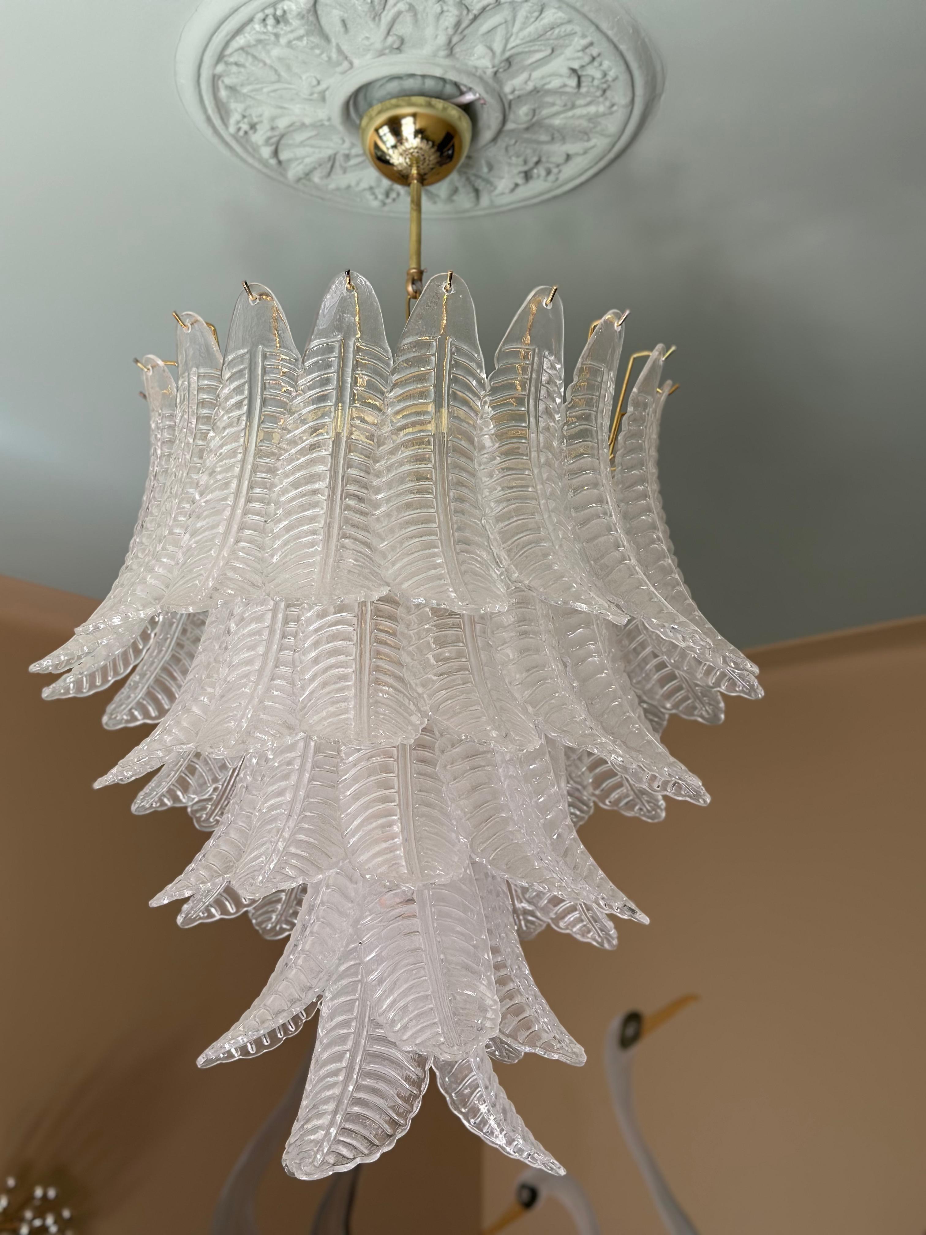 Coppia di grandi e audaci lampadari di Murano con prismi in vetro e struttura in ottone in vendita 3