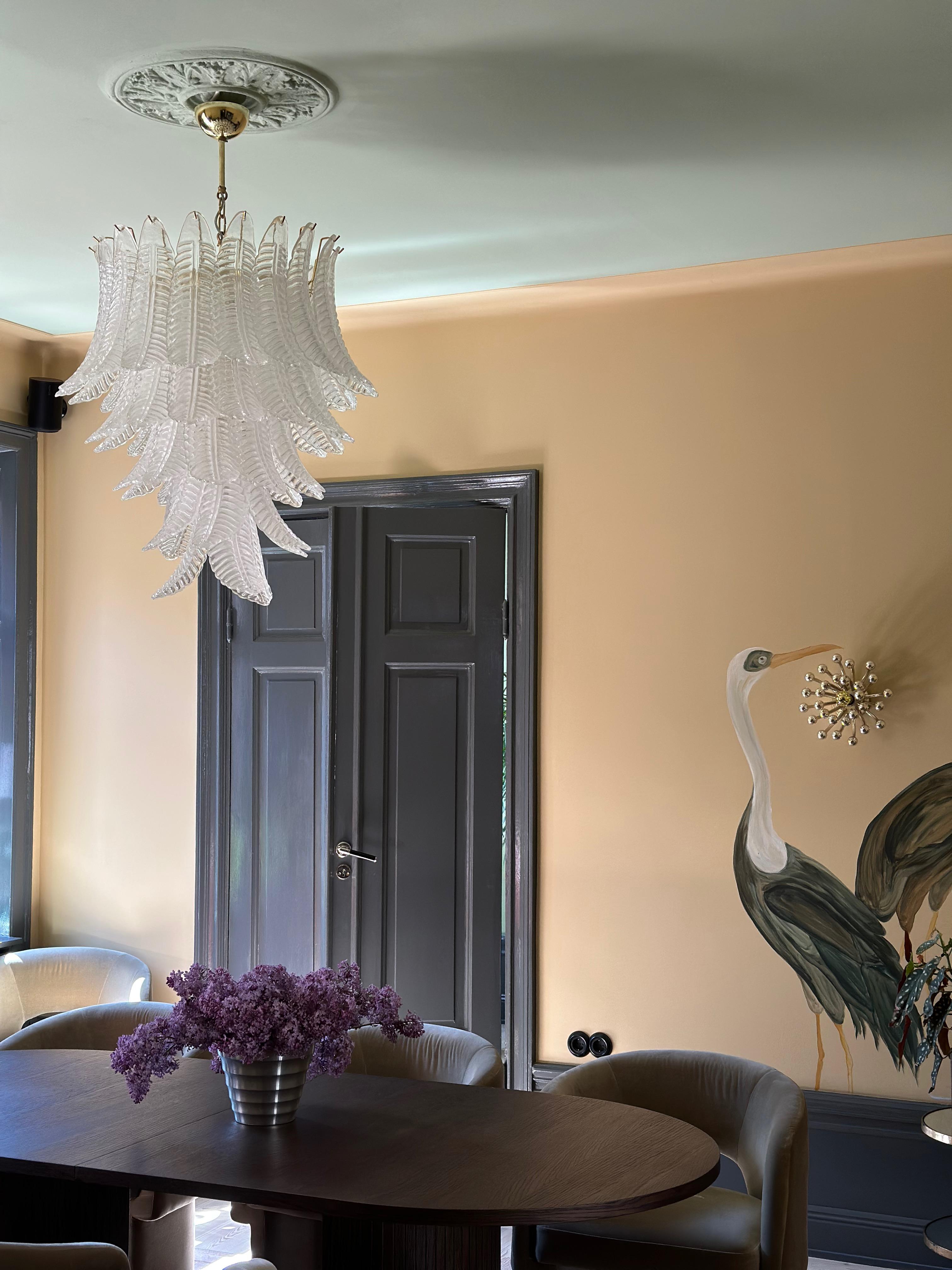 Coppia di grandi e audaci lampadari di Murano con prismi in vetro e struttura in ottone in vendita 1