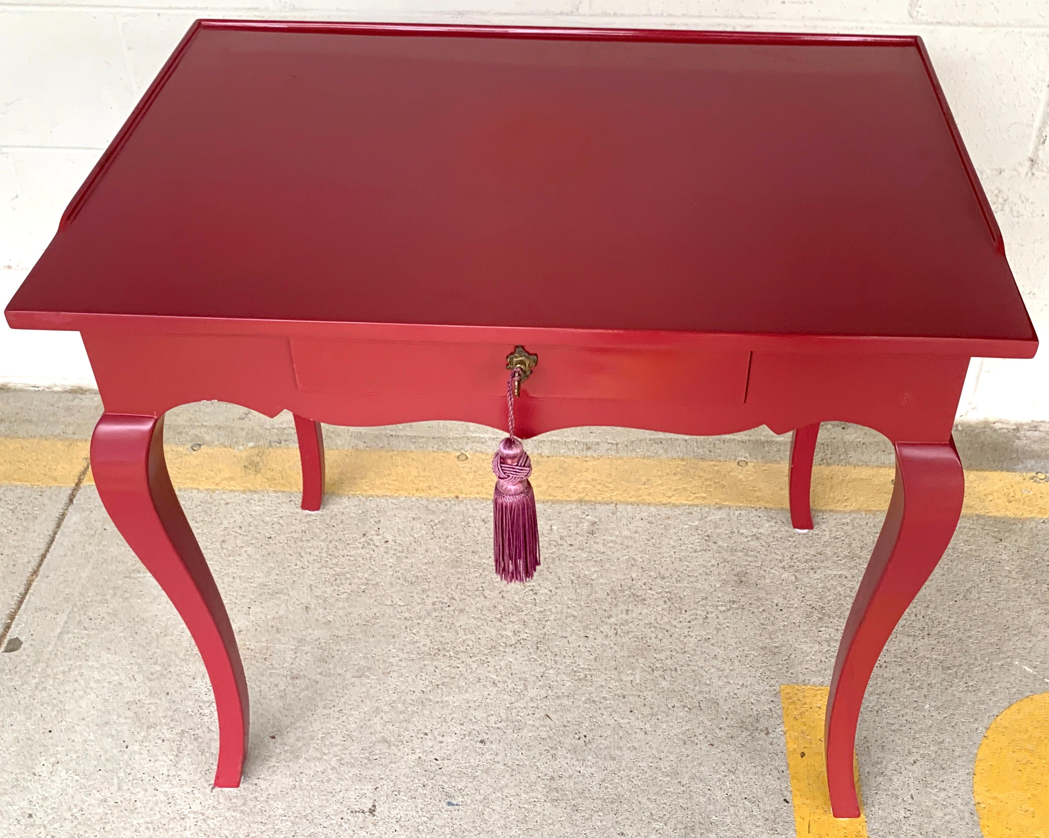 Modern Pair of Bold Mauve Lacquered End/ Nightstands Tables For Sale