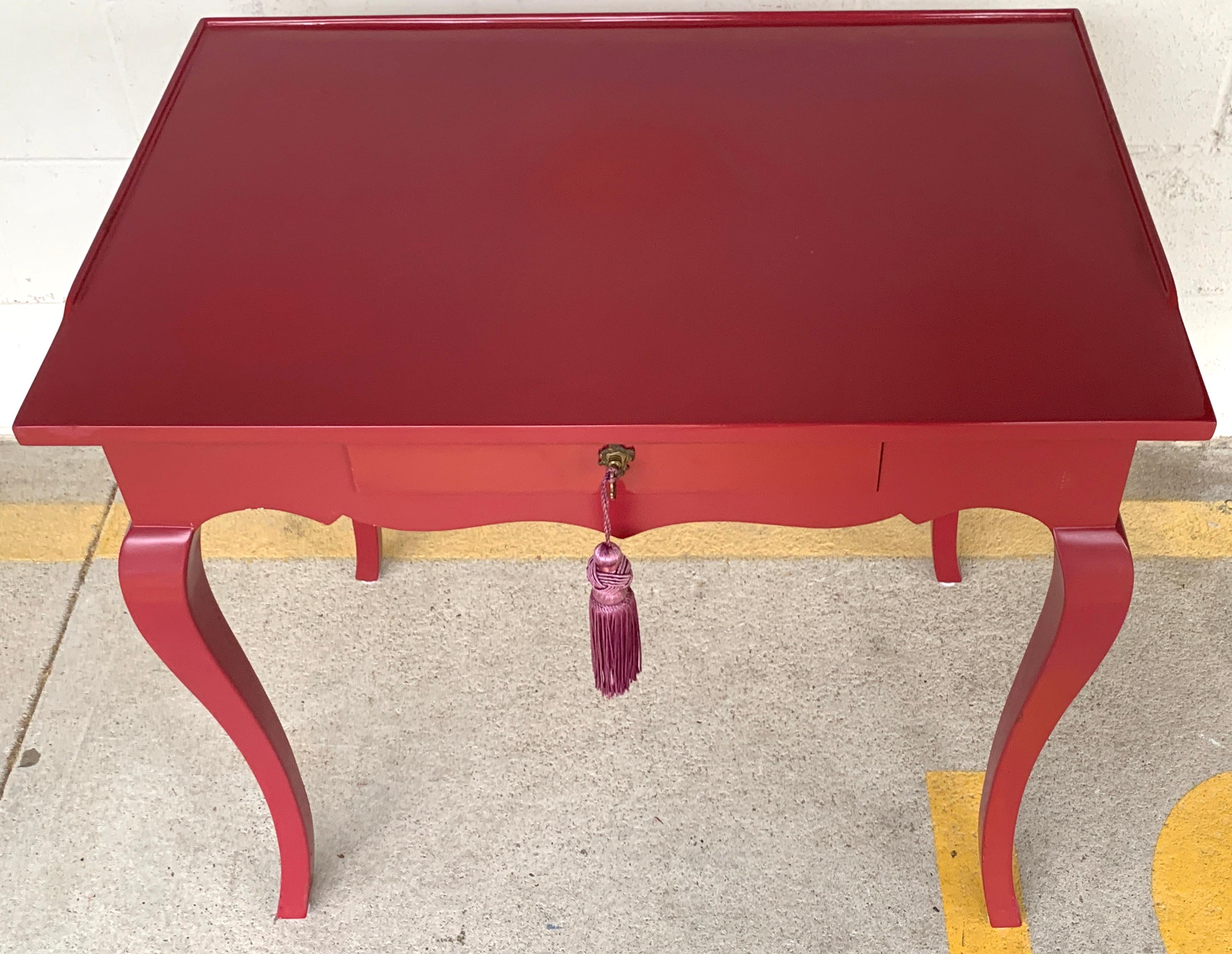 Pair of Bold Mauve Lacquered End/ Nightstands Tables In Good Condition For Sale In Atlanta, GA