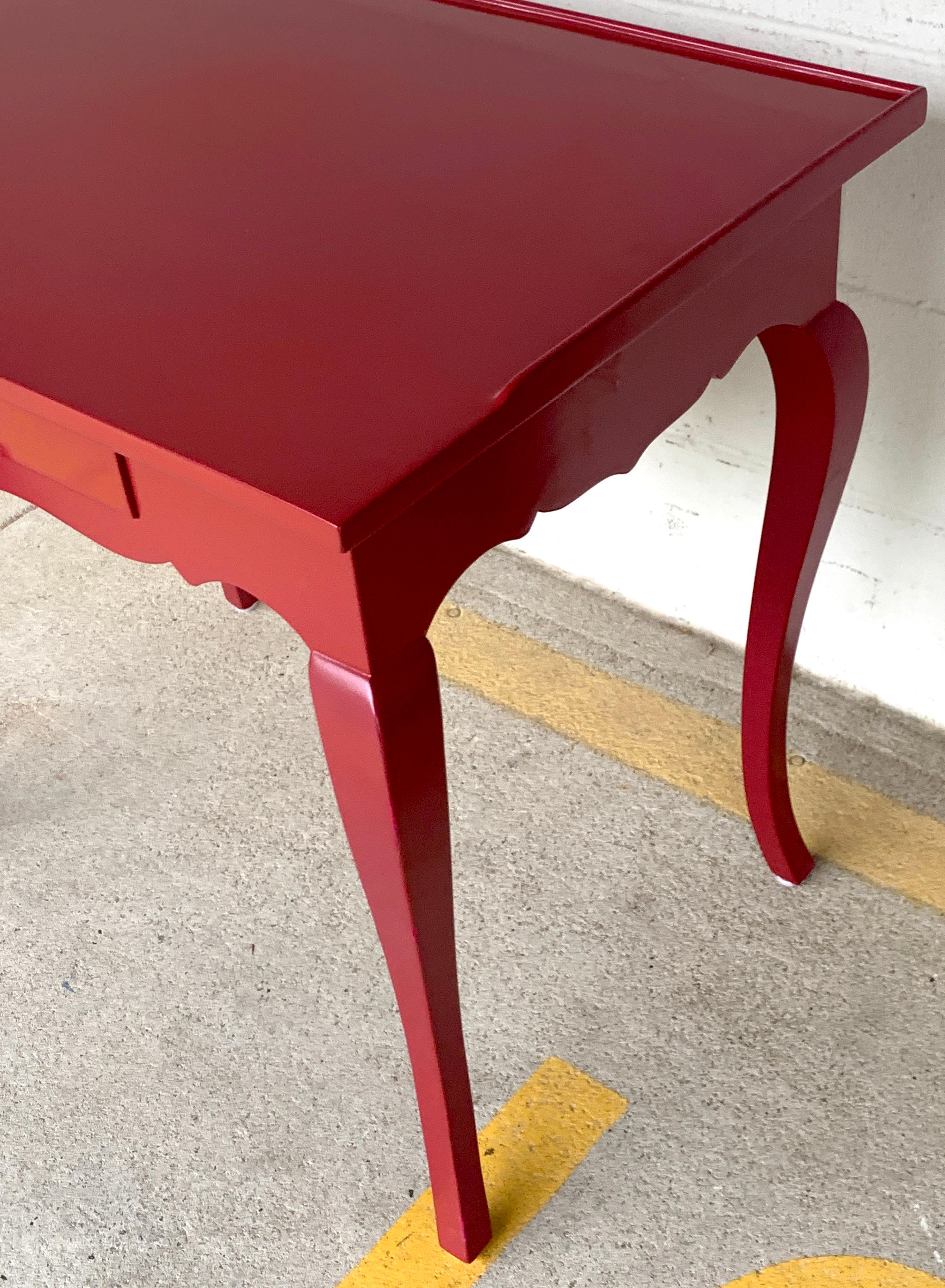 20th Century Pair of Bold Mauve Lacquered End/ Nightstands Tables For Sale