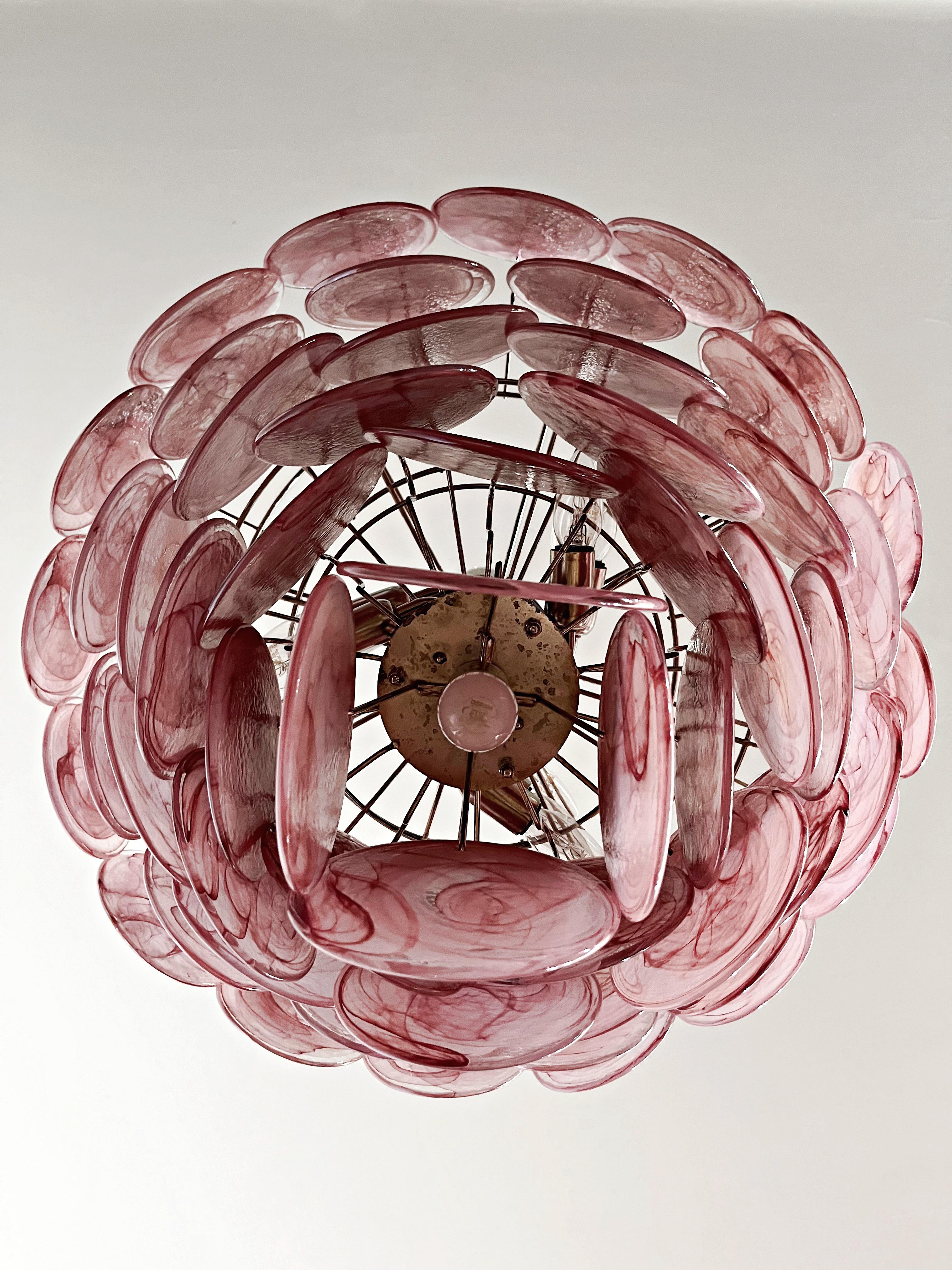 XXIe siècle et contemporain Paire de lustres à disques rose vif de Murano dans le style de Vistosi. en vente