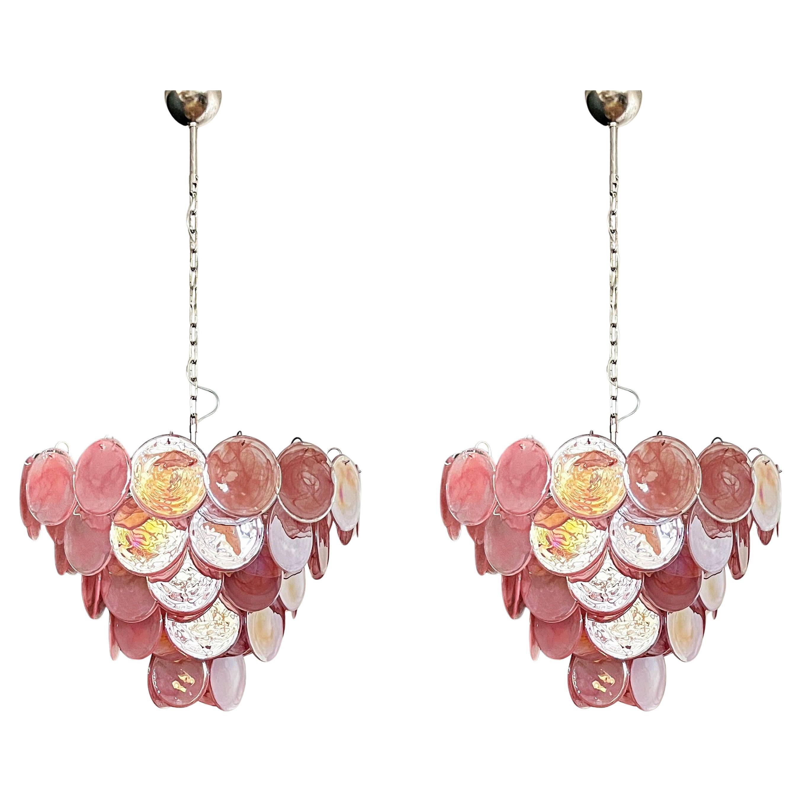Coppia di audaci lampadari a disco di Murano rosa nello stile di Vistosi.
