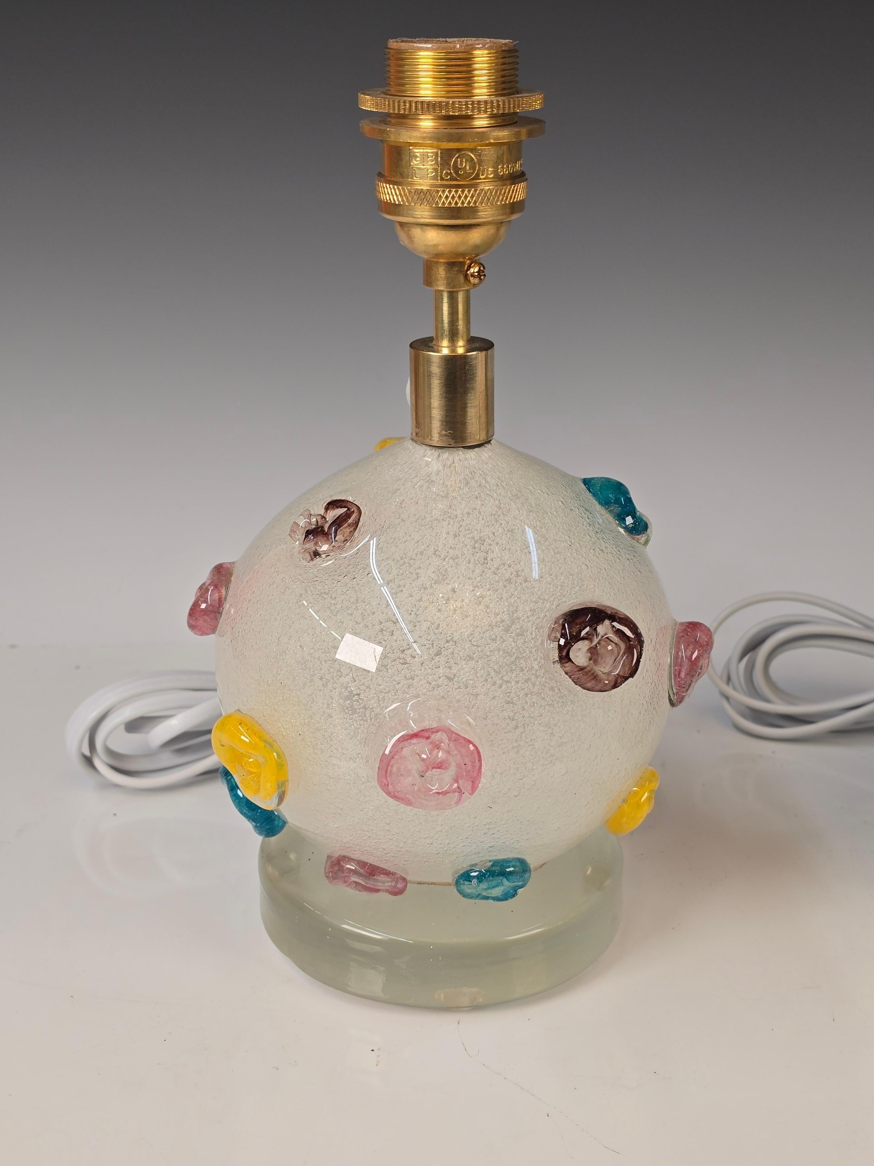 Superbe et rare ensemble de lampes en verre de Murano attribuées à AVEM dans les années 1950, réalisées en utilisant la technique de la bollicine qui fait des tonnes de bulles à l'intérieur du verre, avec des prunelles colorées appliquées sur