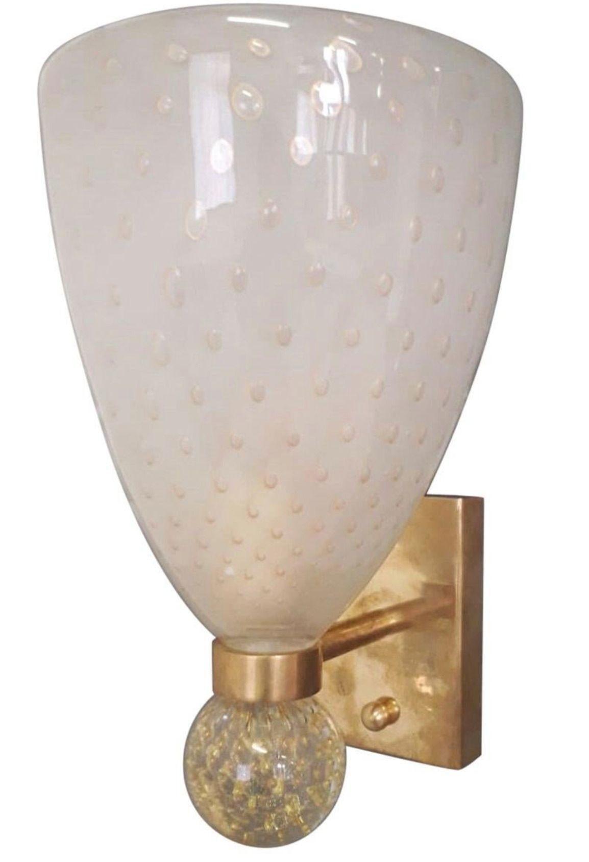 Pareja de apliques/plafones italianos Coppa con pantalla de cristal de Murano esmerilado con infusión de oro y burbujas cuidadosamente sopladas dentro del cristal mediante la técnica de Bollicine, montados sobre soportes de latón estriado /