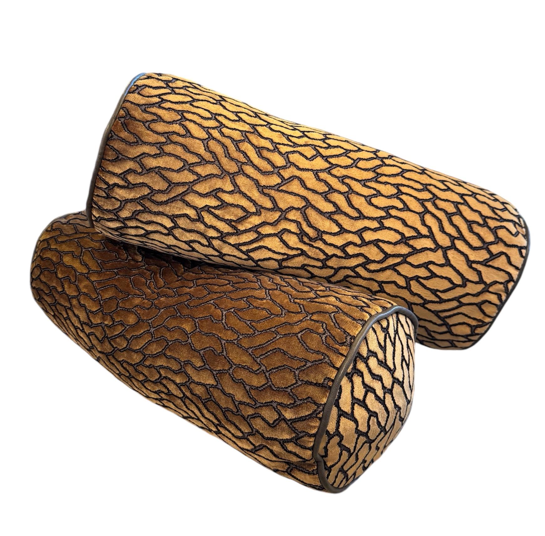 Nous vous proposons à la vente une superbe paire de coussins Bolsters, méticuleusement confectionnés pour rehausser votre décor d'une touche de glamour. Recouverts d'un luxueux tissu de velours Romo, ces coussins présentent une palette exquise de