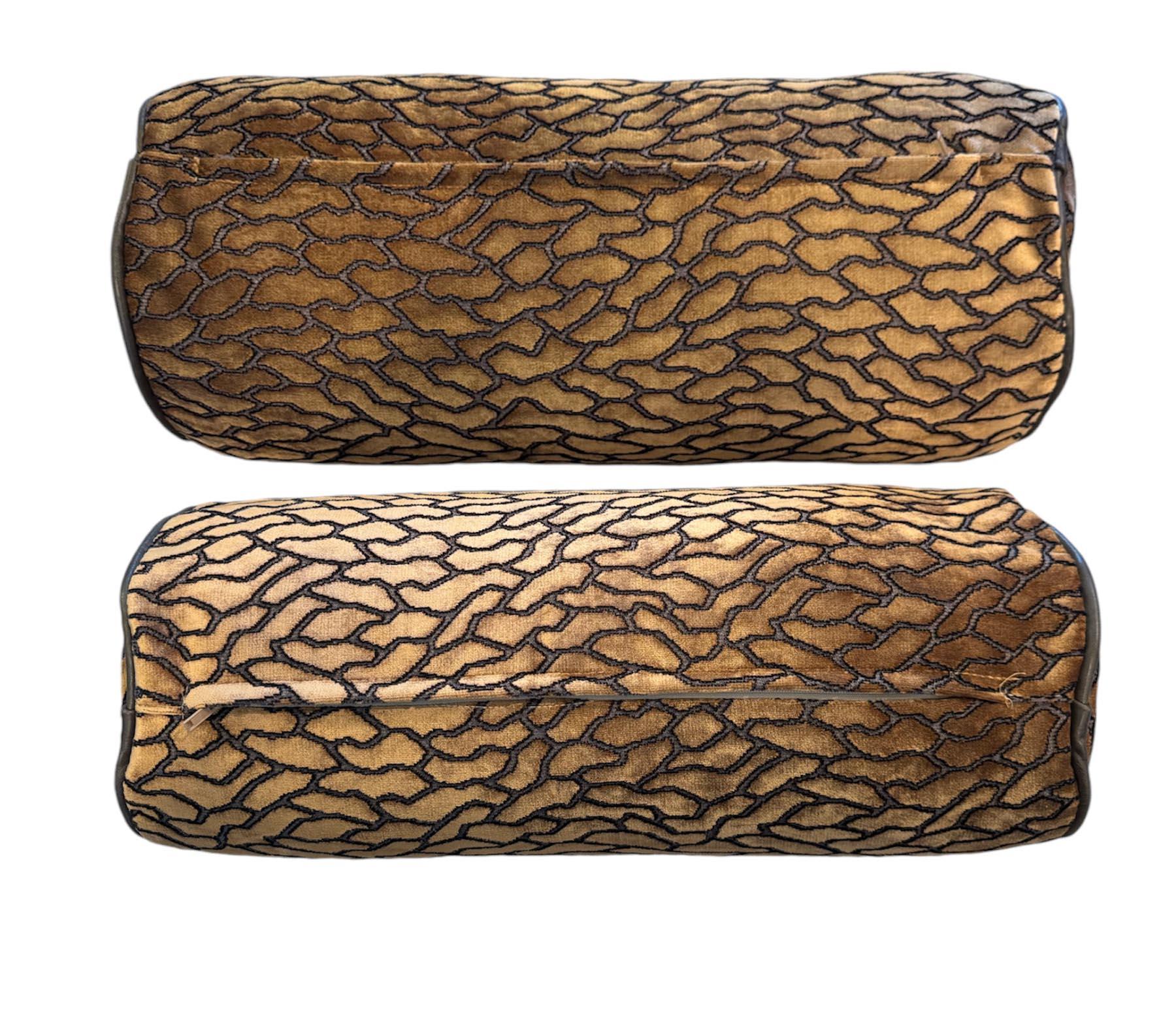 Paire de coussins traversins à motifs luxueux en velours et cuir Excellent état - En vente à Scottsdale, AZ