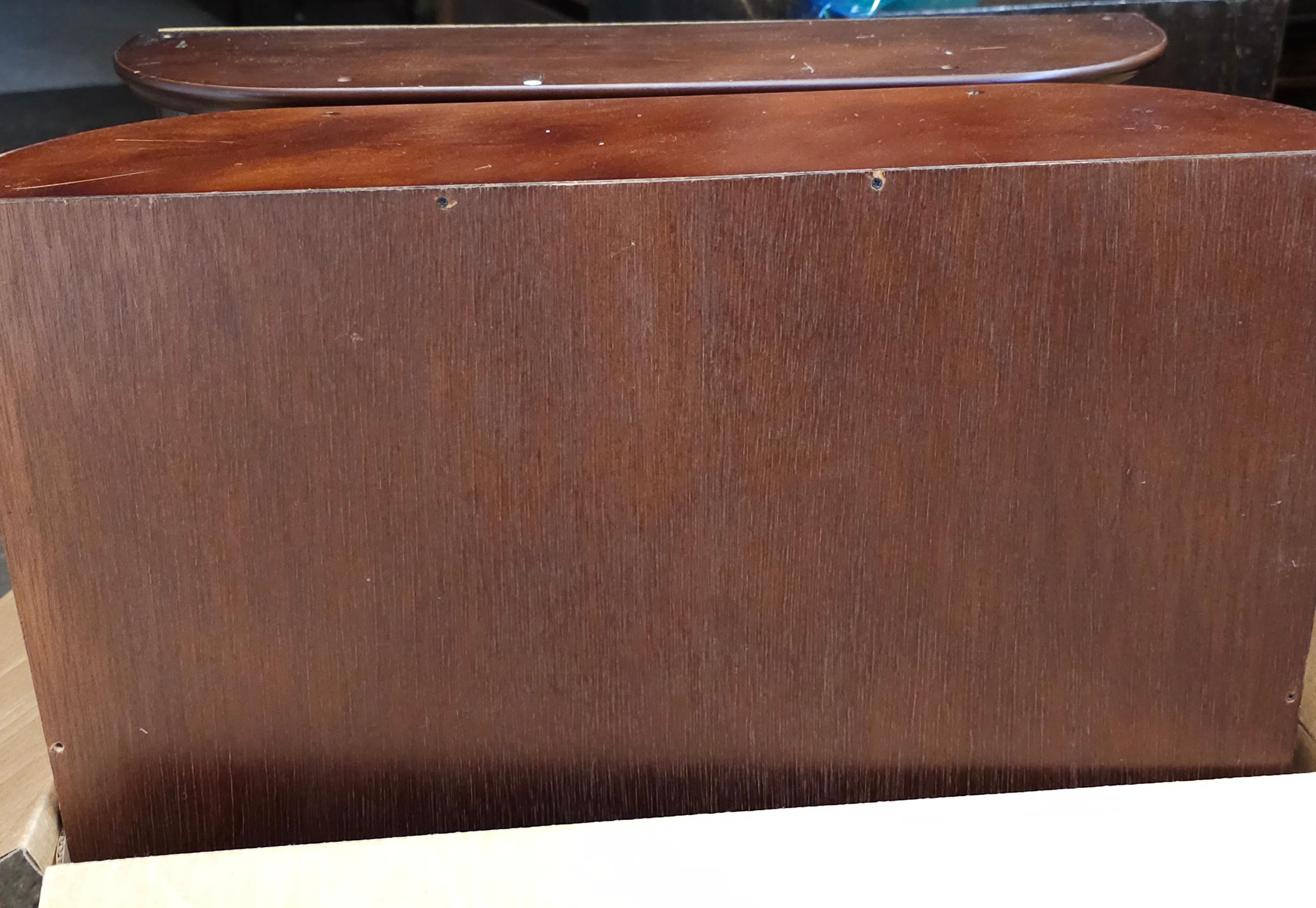 Coppia di armadietti da parete in legno di frutta macchiato della Bombay Company in vendita 6