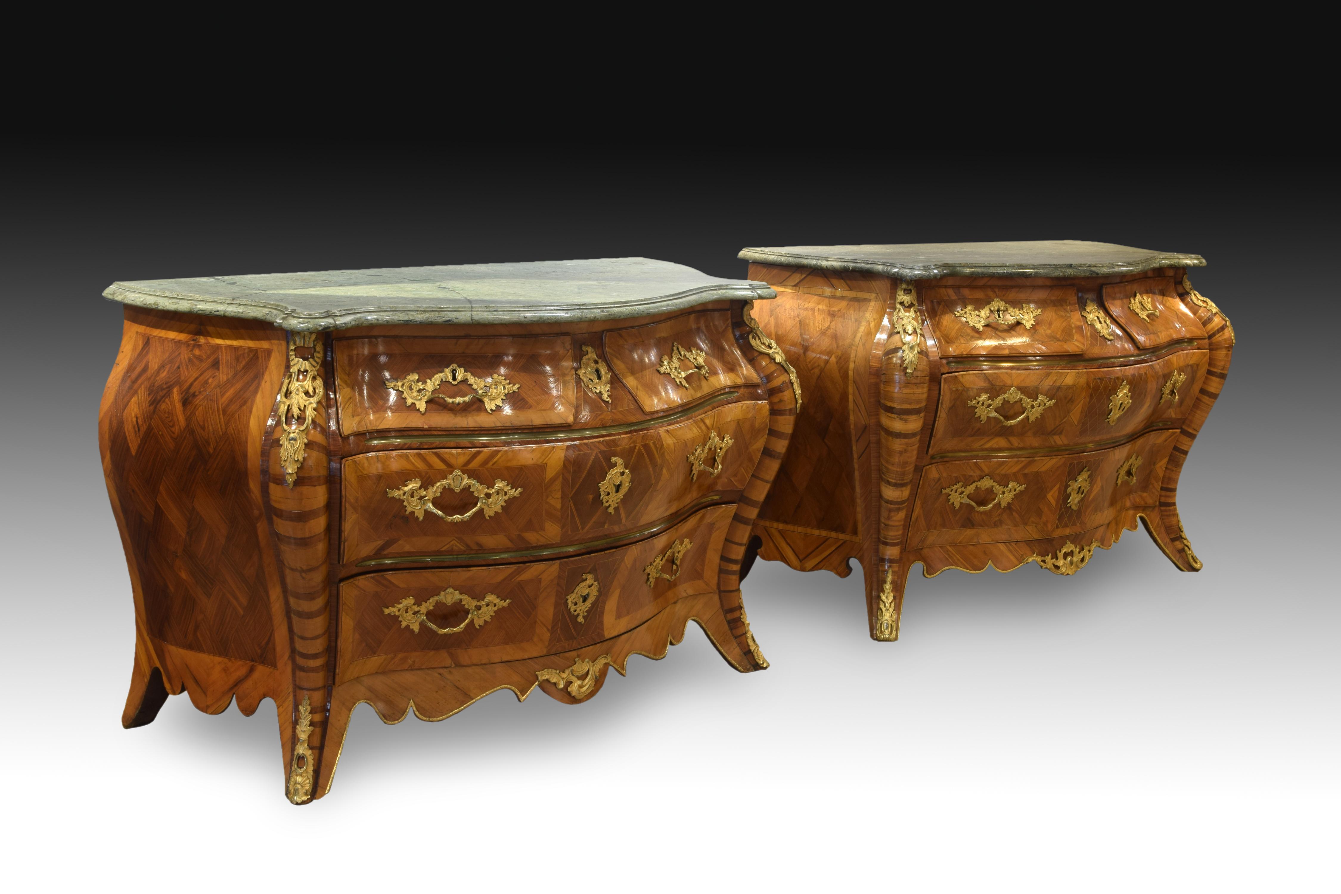 Pair of Bombe Commodes, Wood, Marble, Bronze, Sweden, 18th Century im Zustand „Gut“ in Madrid, ES