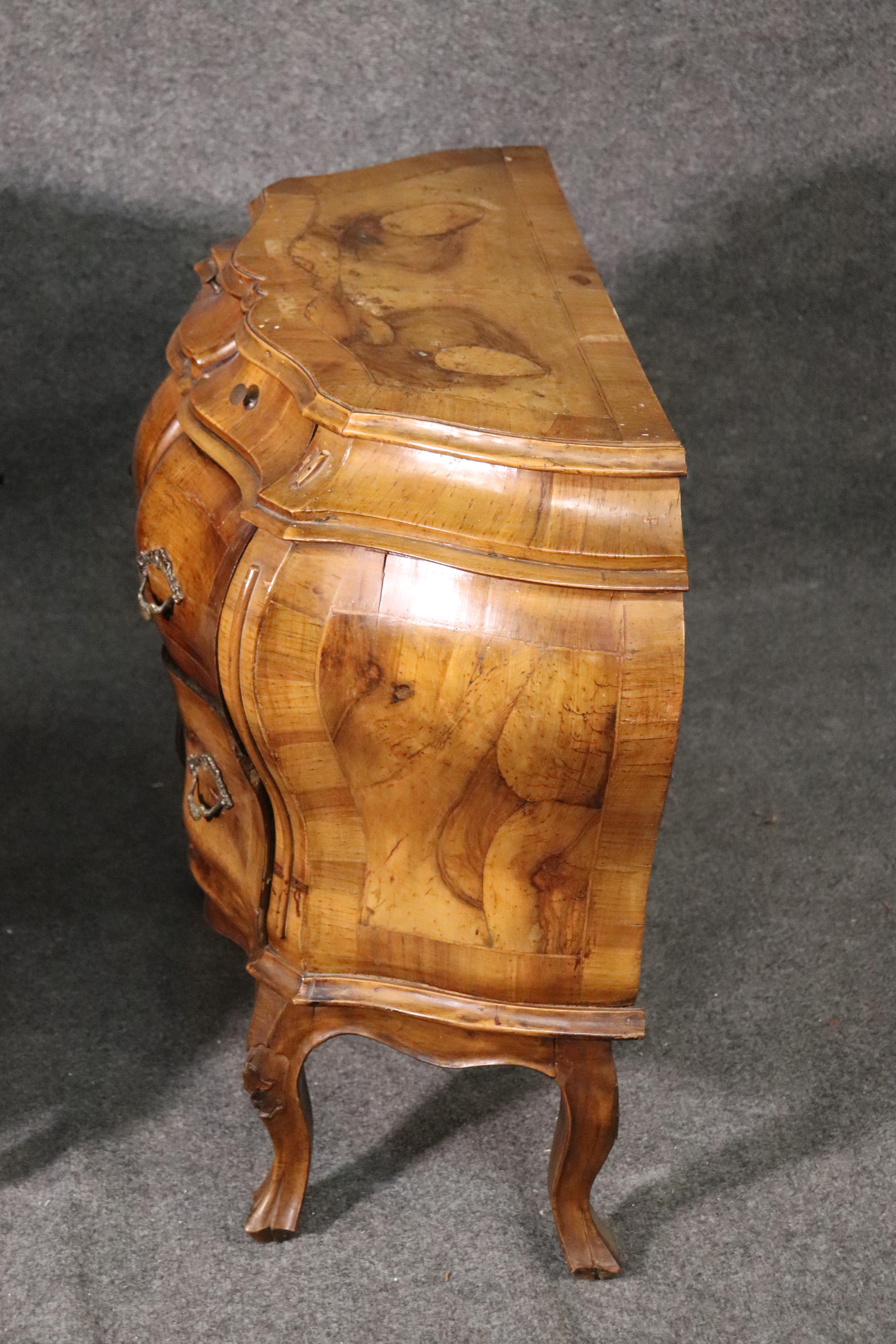 Pair of Bombe Italian Rococo Burled Olive Wood Nightstands Commodes, circa 1940 6