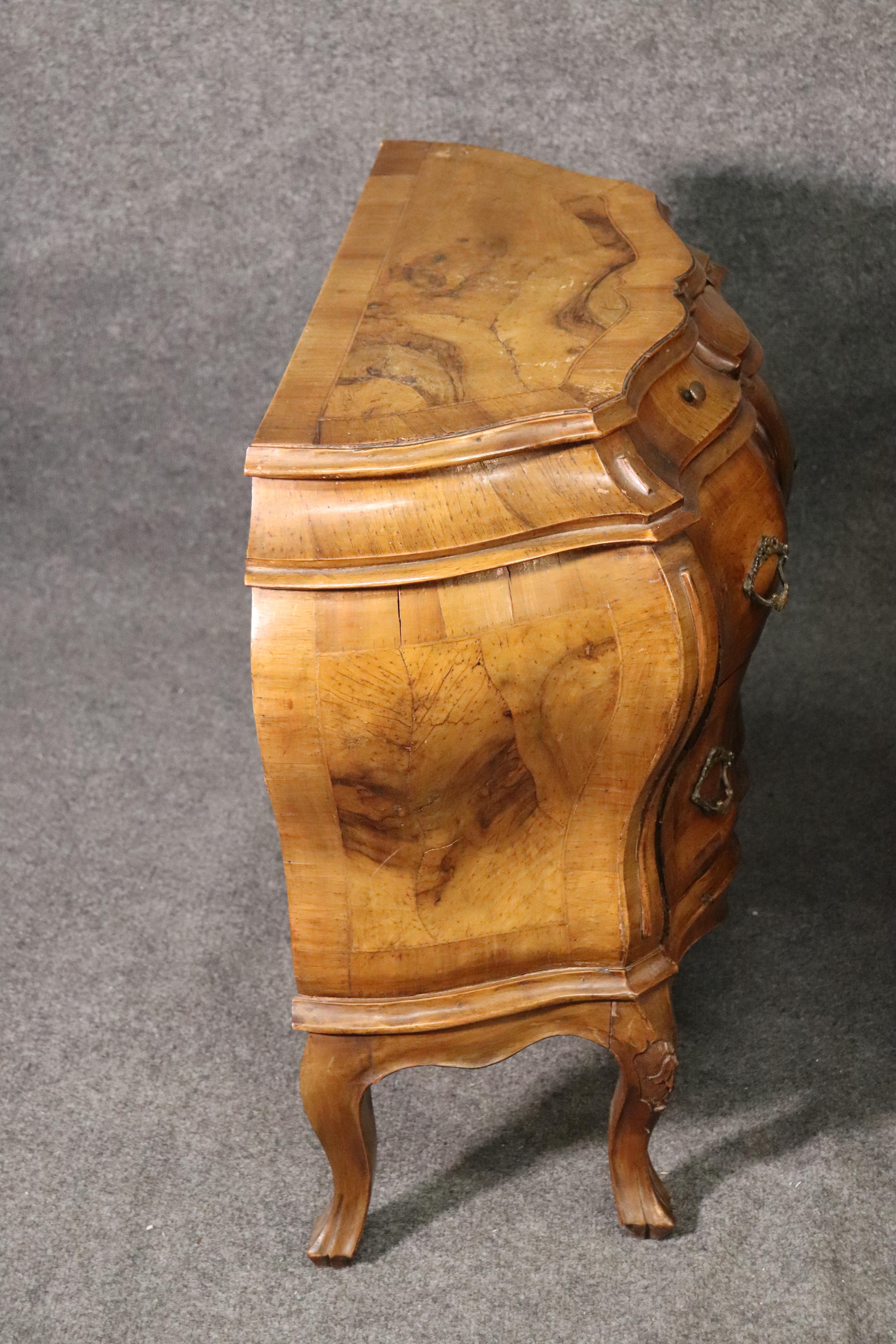 Pair of Bombe Italian Rococo Burled Olive Wood Nightstands Commodes, circa 1940 7