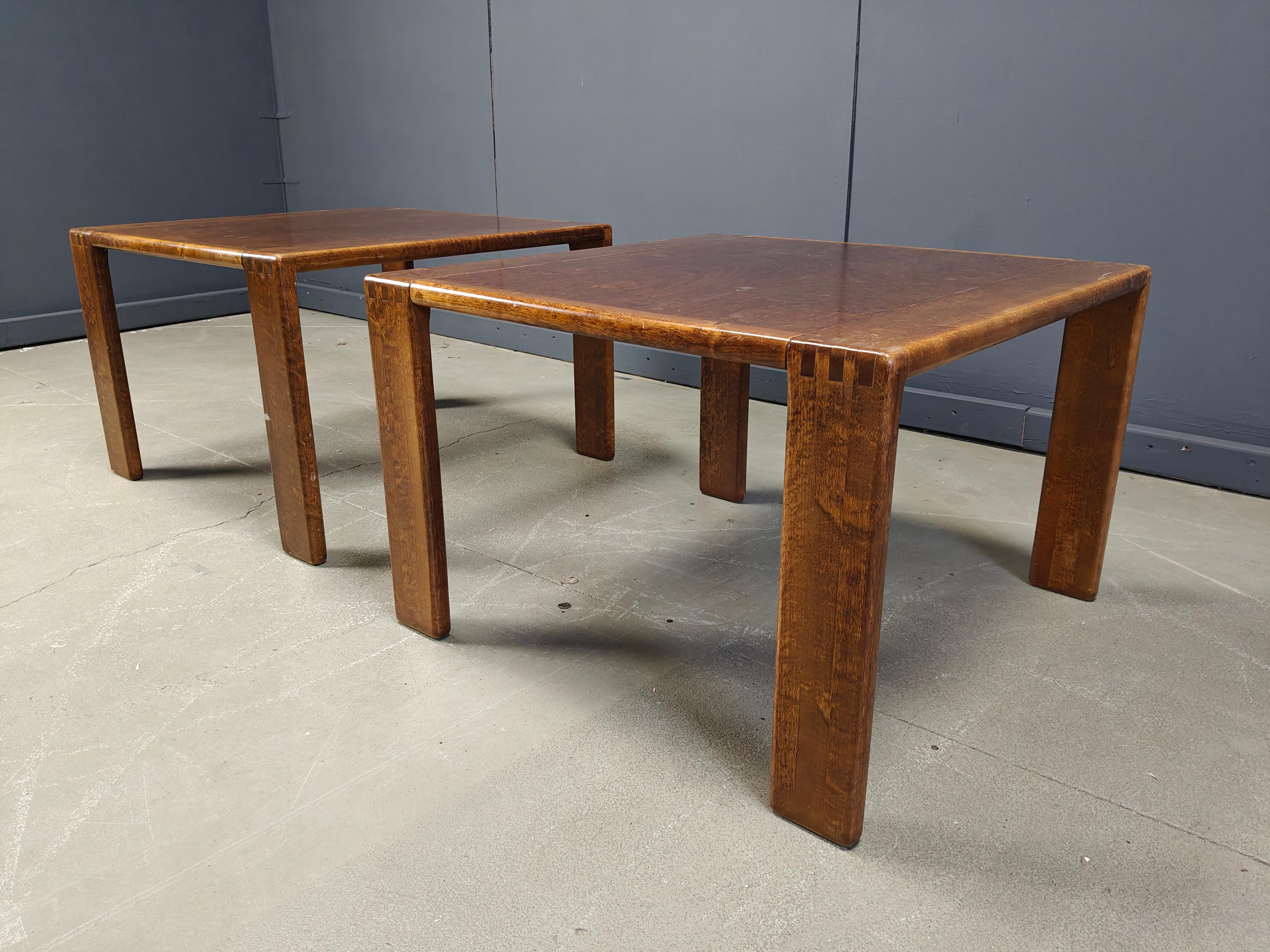 Ajoutez une touche de design scandinave avec cette paire de tables basses Bonanza d'Asko, fabriquées en Finlande dans les années 1960. Ces tables incarnent la beauté minimaliste et la fonctionnalité qui définissent le mobilier scandinave du milieu