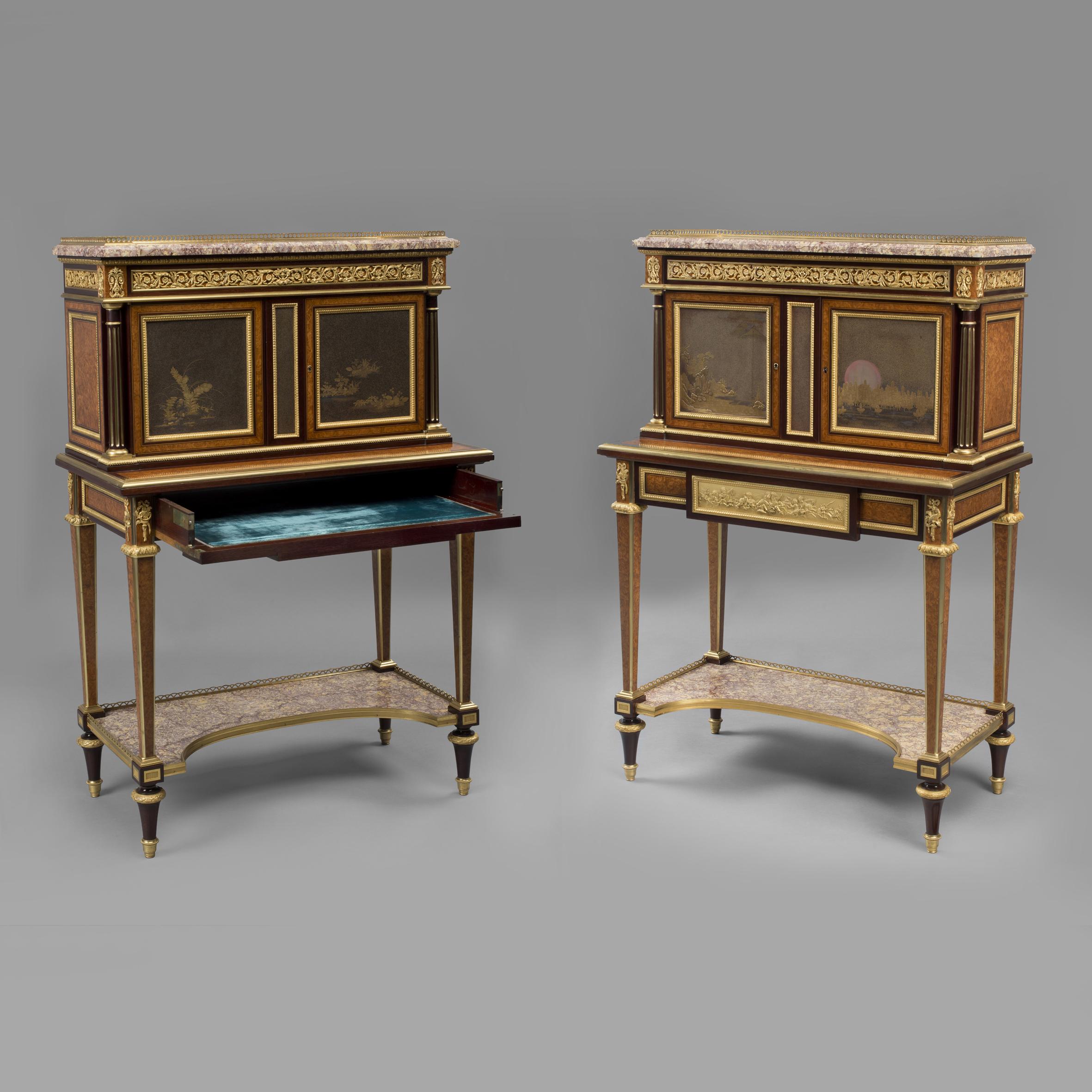 Ein sehr seltenes Paar von  Ausstellung im Stil Louis XVI. Vergoldetes Bronzemodell Bonheur Du Jours mit Lacktafeln, von Henry Dasson. 

Ein Kabinett signiert 