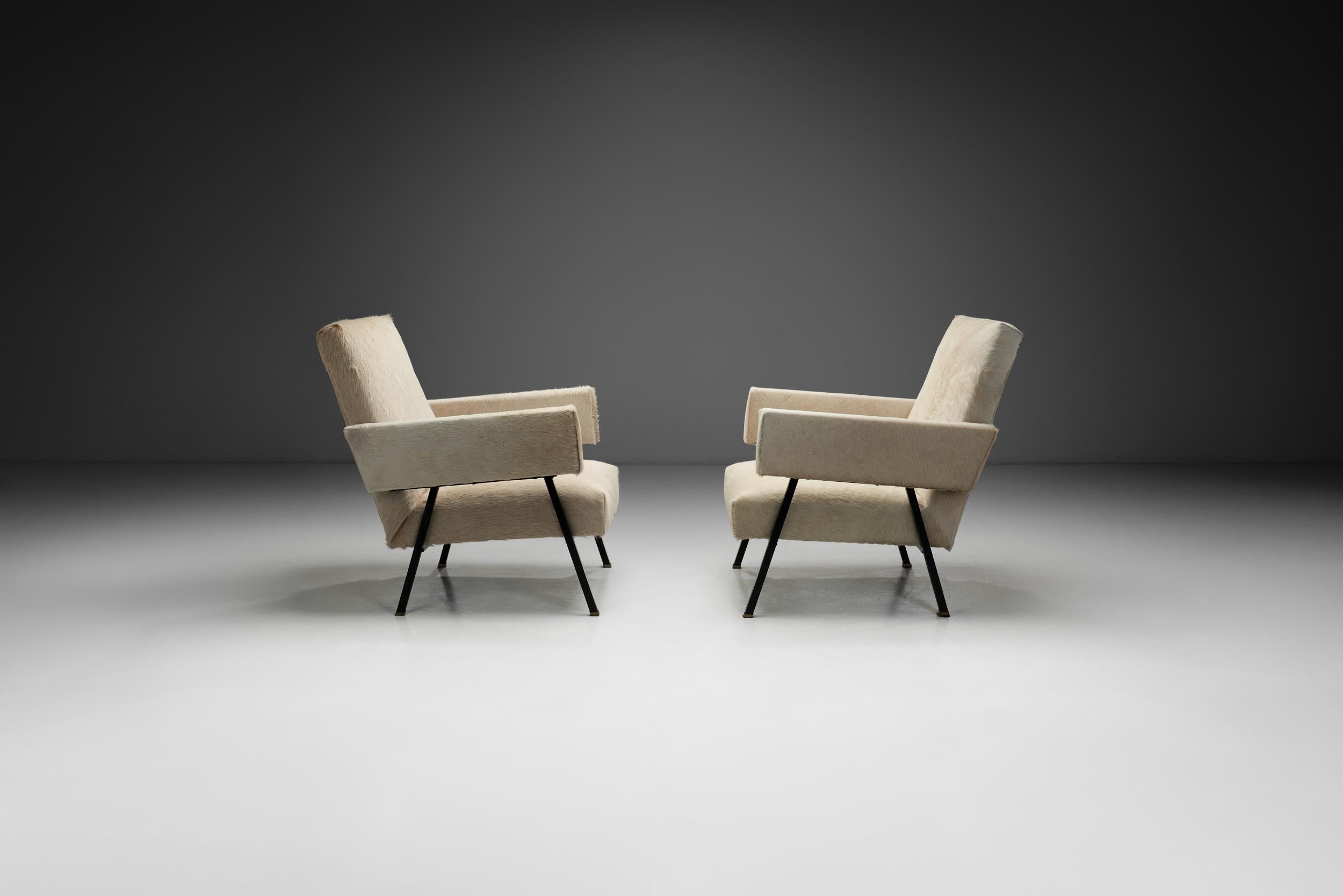 Pair of Bonino Armchairs Upholstered in Light Cowhide, Italy 1960s In Good Condition For Sale In Utrecht, NL