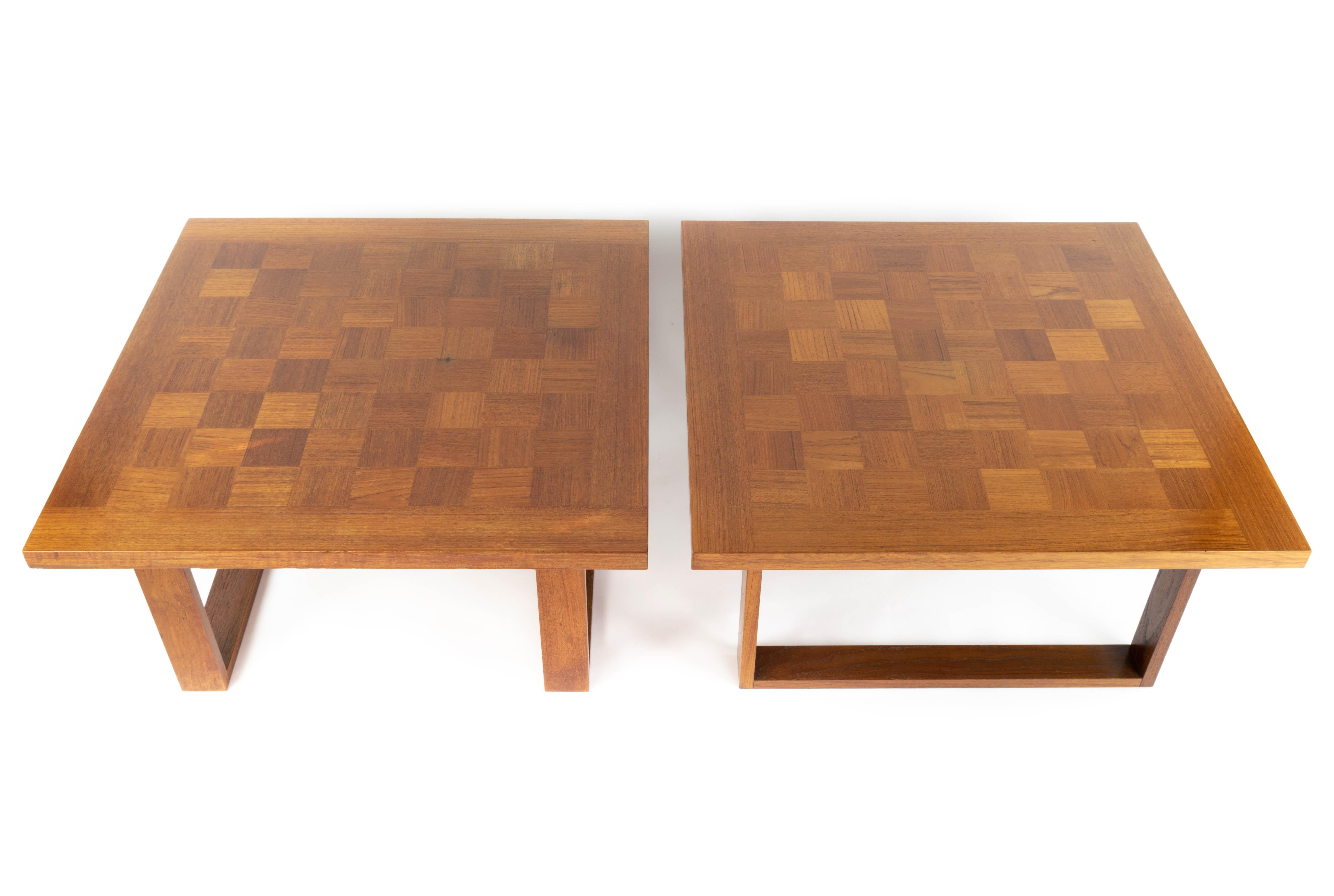 Pair of coffee tables, cocktail or coffee, sometimes called Boggie Woogie chess tables. These teak parquet tables sit on two sled legs. Square model. Made in the 1960s
Each one with its metallic label of the numbered and embedded mark on the back