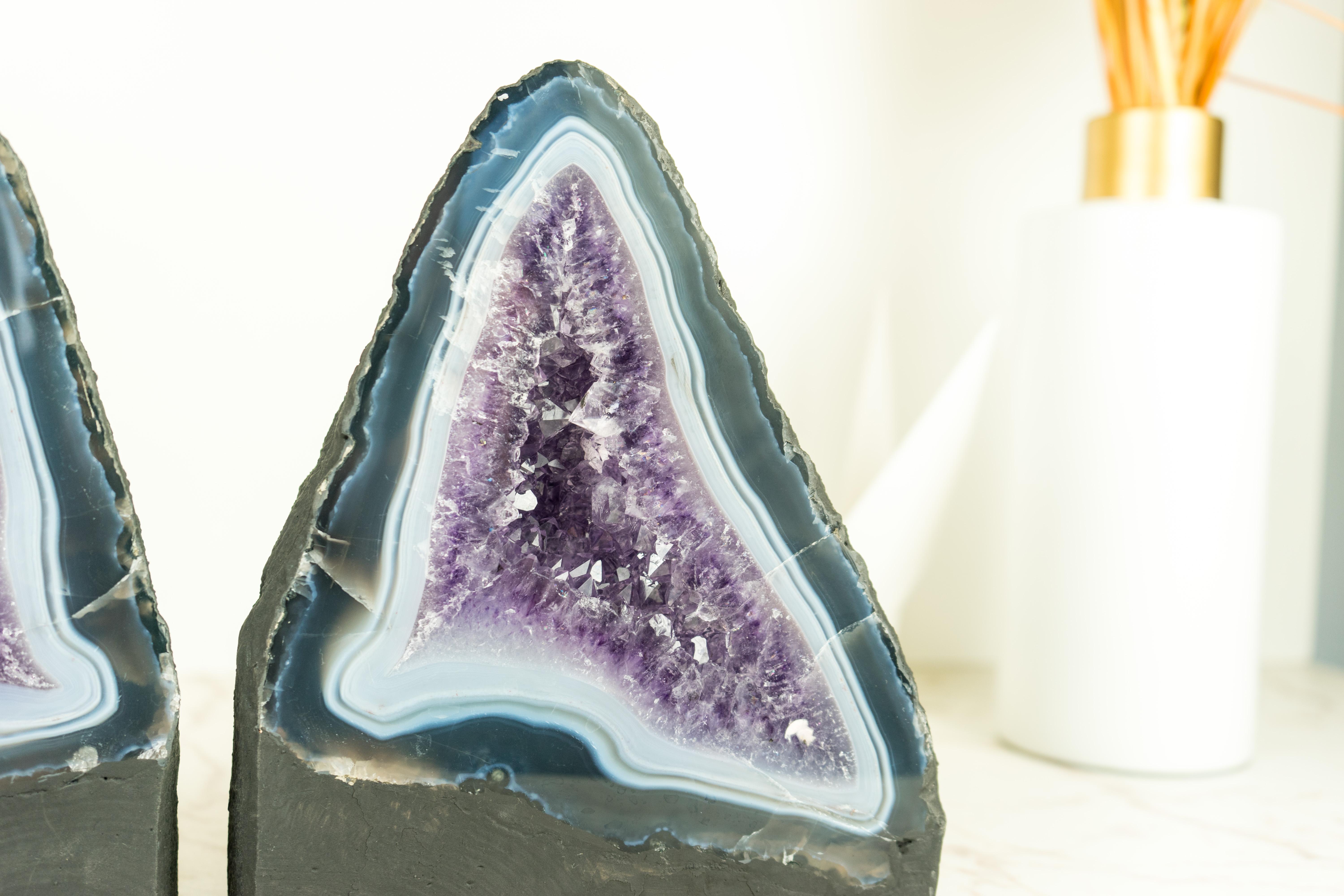 Pair of Book-Matching Blue Lace Agate Geodes with Crystal Amethyst In Excellent Condition For Sale In Ametista Do Sul, BR