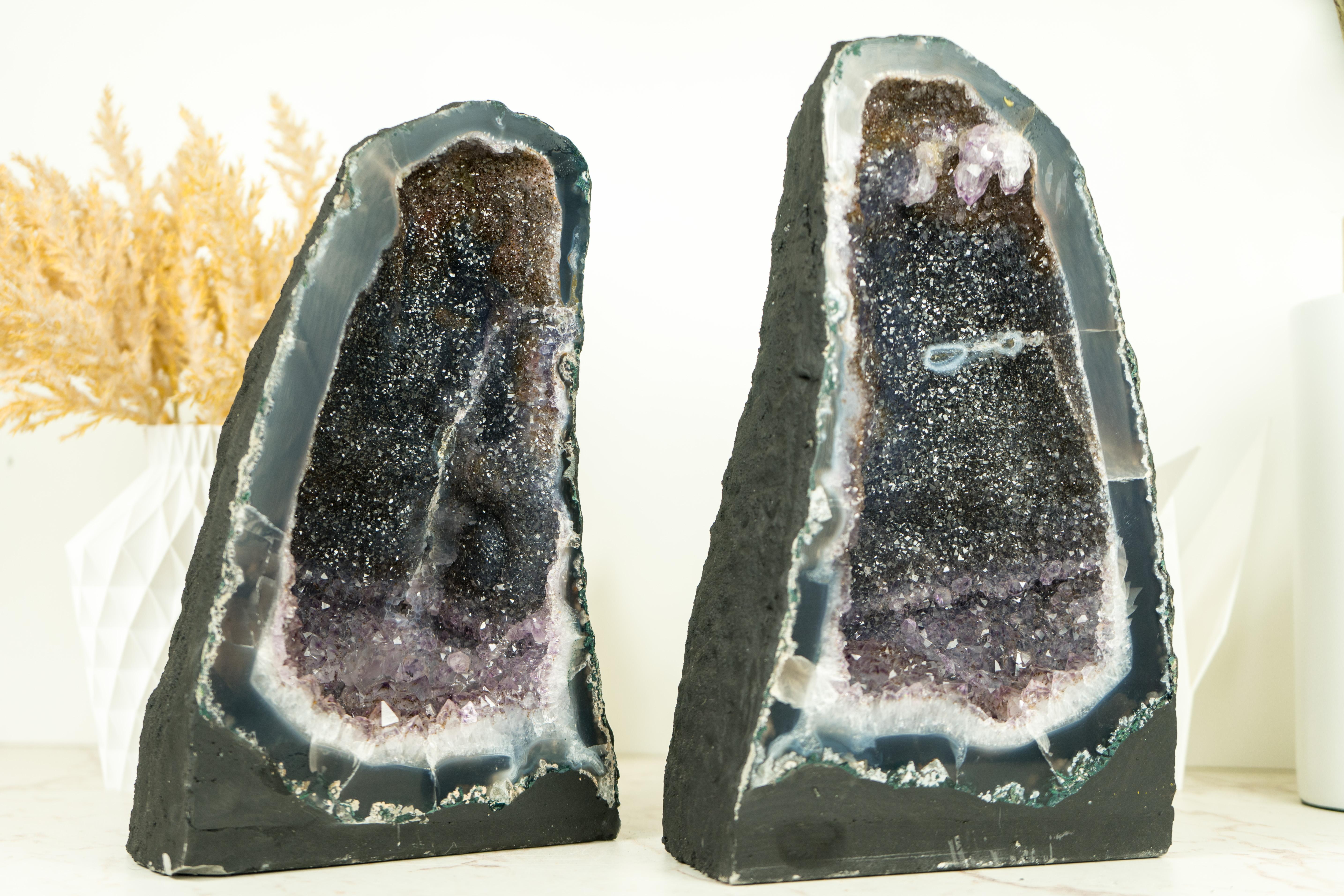 Ein Paar Buchstützen natürlicher Galaxy Amethyst-Geodes mit Achat Matrix im Angebot 5