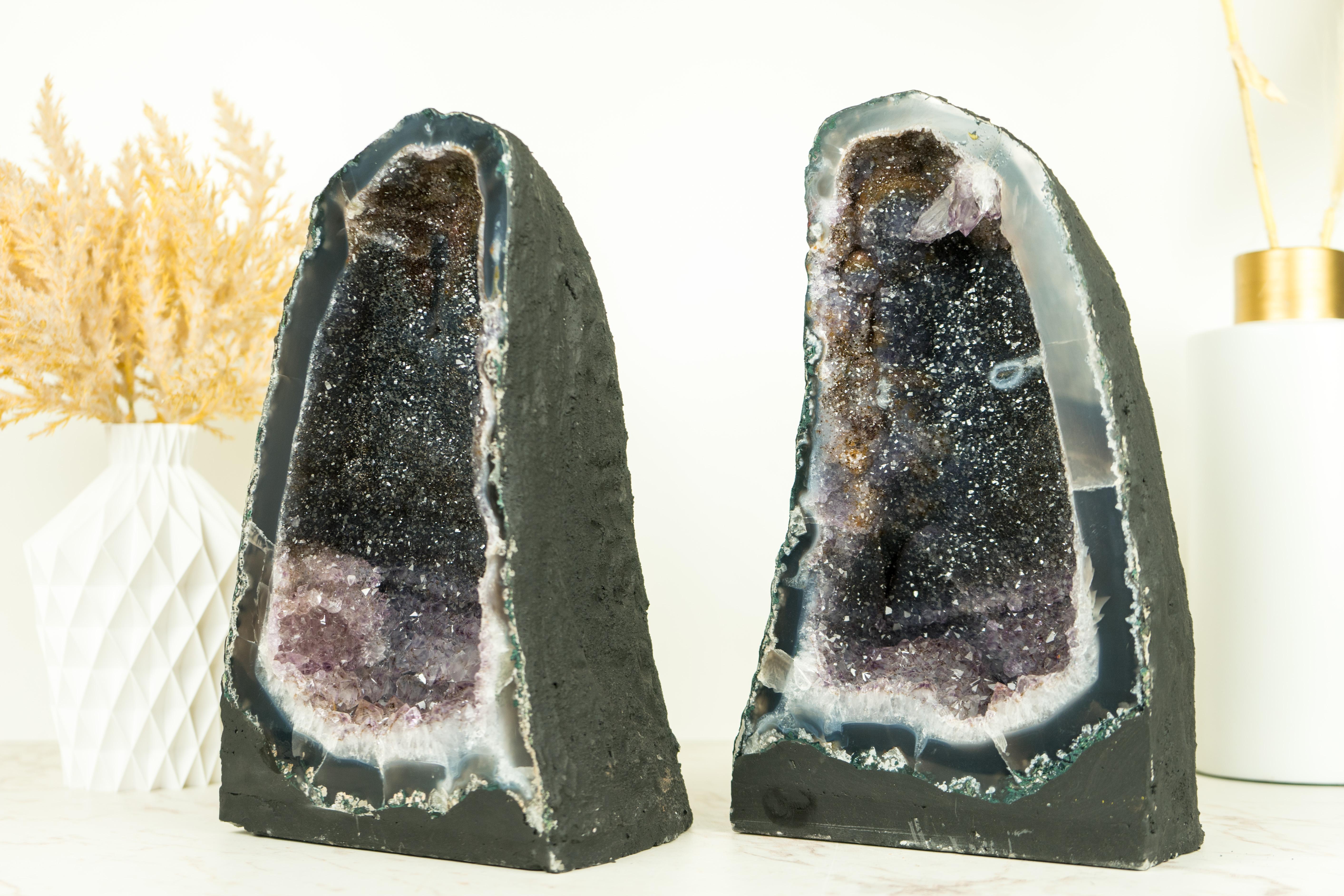 Ein Paar Buchstützen natürlicher Galaxy Amethyst-Geodes mit Achat Matrix im Angebot 3