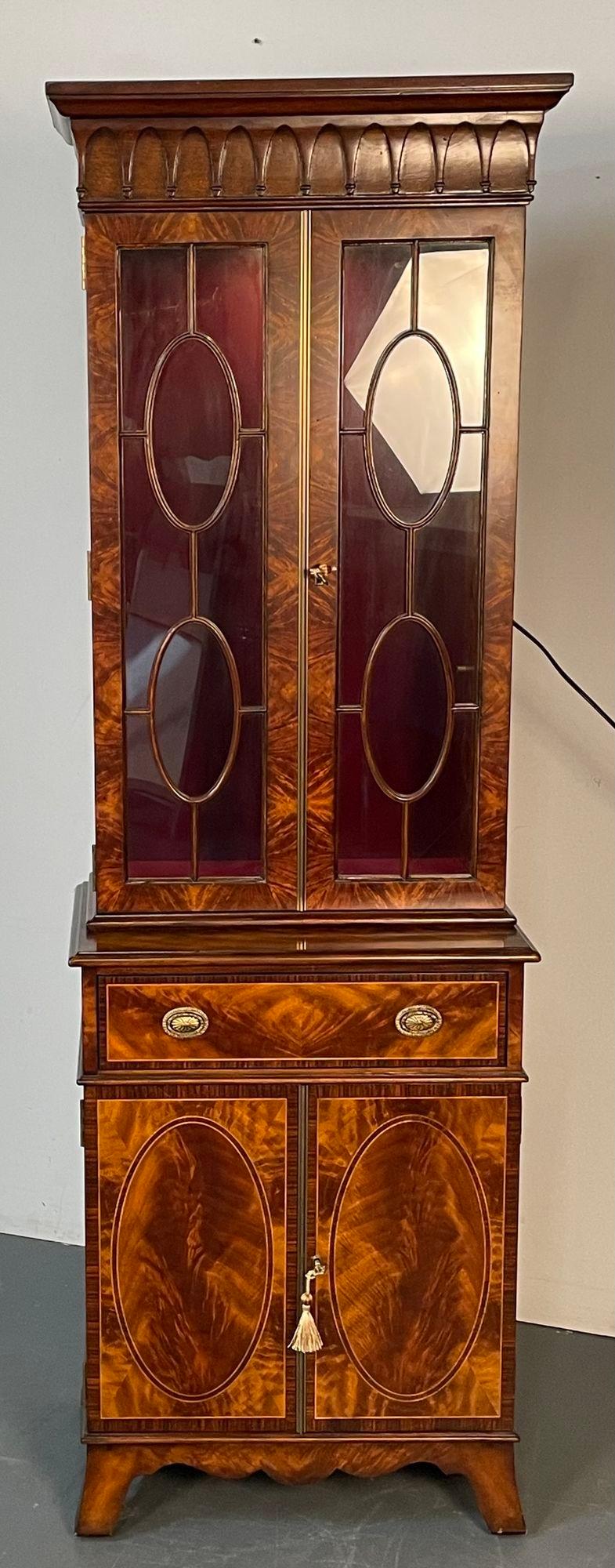 Theodore Alexander, Sheraton Style, Bookcases, Flame Mahogany, Glass, 1970s In Good Condition For Sale In Stamford, CT