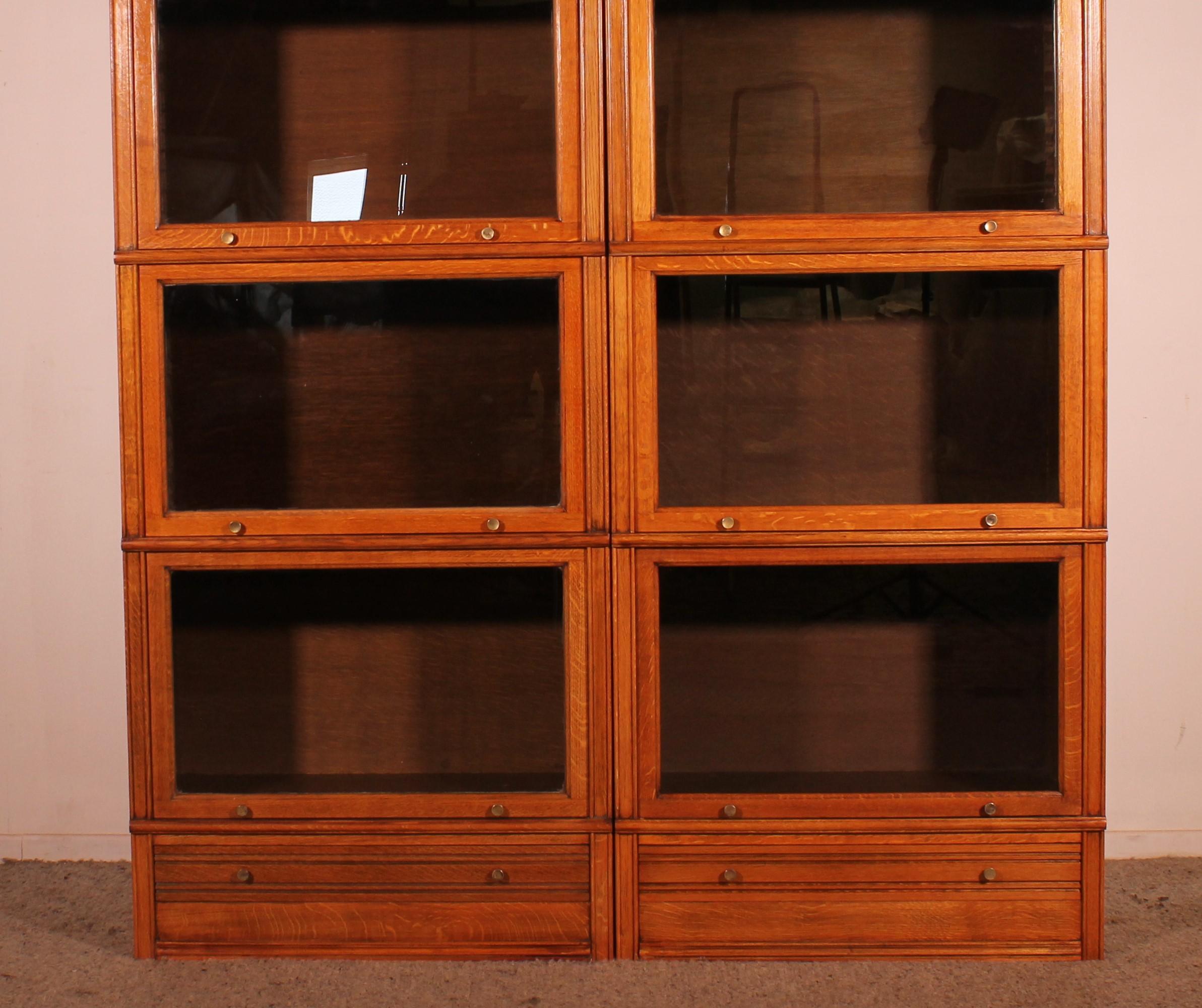 Elegant pair of largestacking bookcases from MD in light oak from the 60s.

Very beautiful pair composed of 4 glazed elements and a drawer in the base.

The bookcases have large elements which allows you to put A4 binders, clothes or large books and