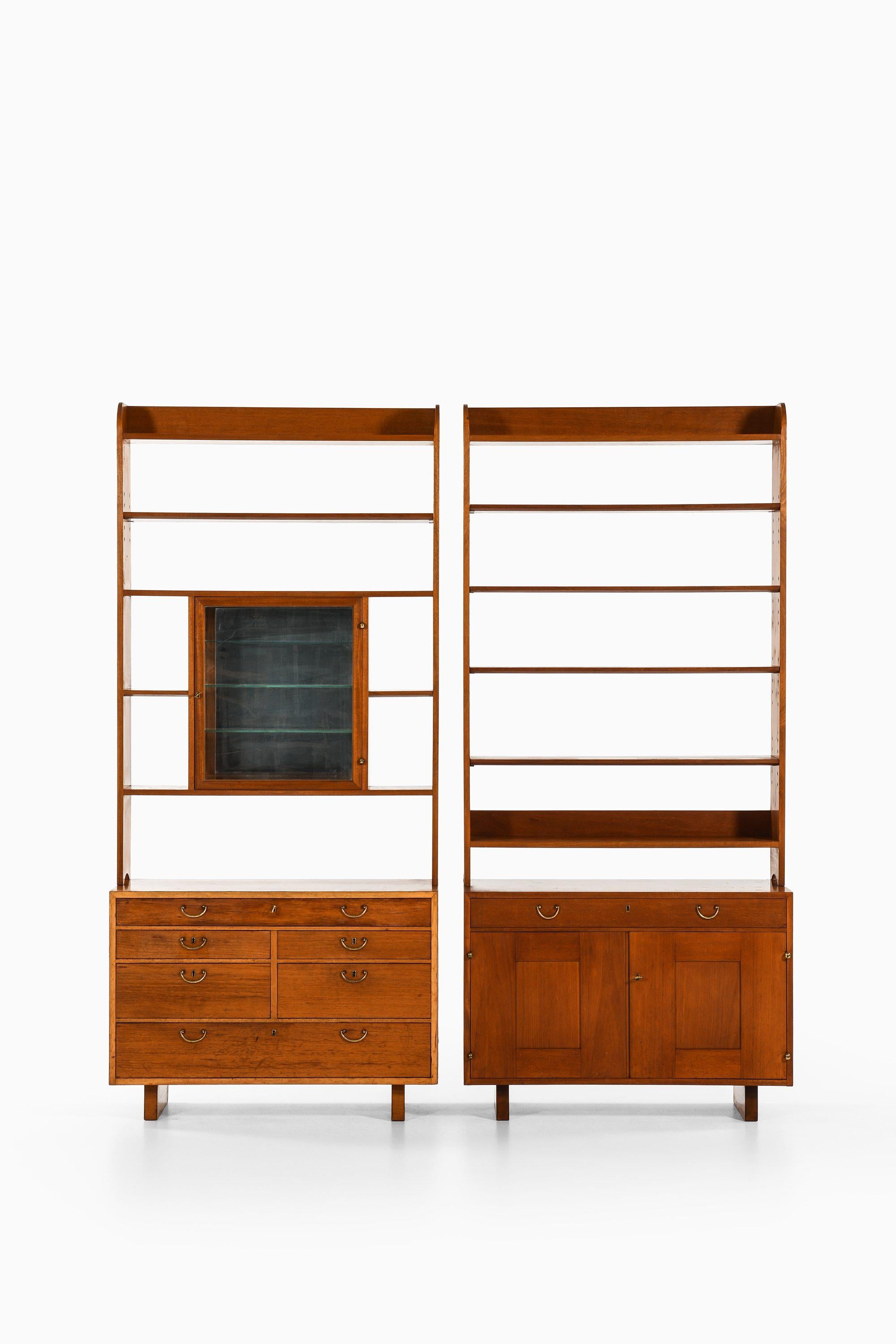 Coppia di librerie in mogano, ottone e vetro specchiato di Josef Frank, anni '50

Informazioni aggiuntive:
Materiale: Mogano, ottone e vetro specchiato
Stile: Metà secolo, Scandinavo
Rarissime librerie modello 2112
Prodotto da Svenskt Tenn in