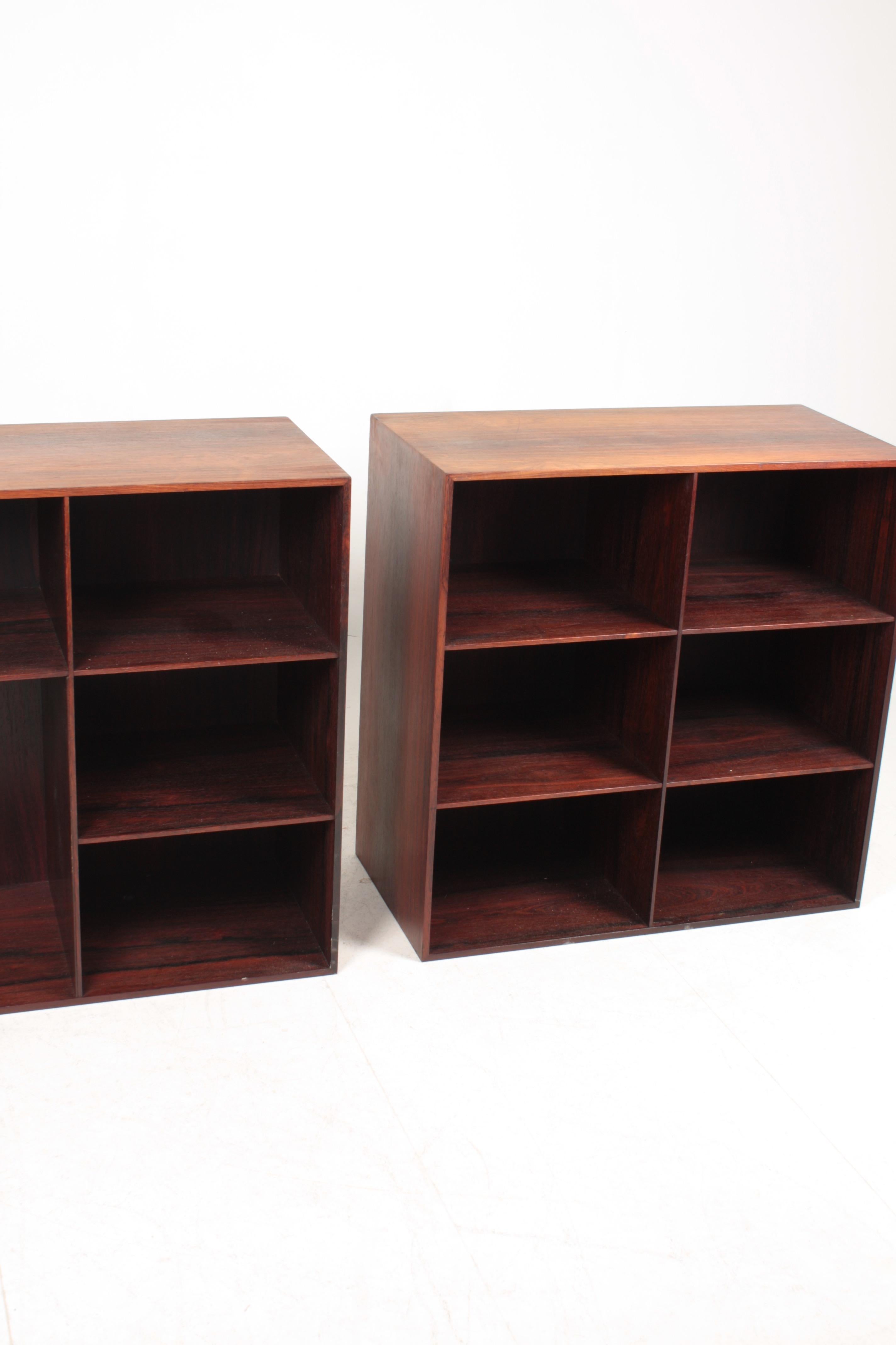 Pair bookcases in rosewood designed by Mogens Koch.

Provenance: Specially designed for the silversmith F. Hingelberg's showroom in Aarhus, Denmark.