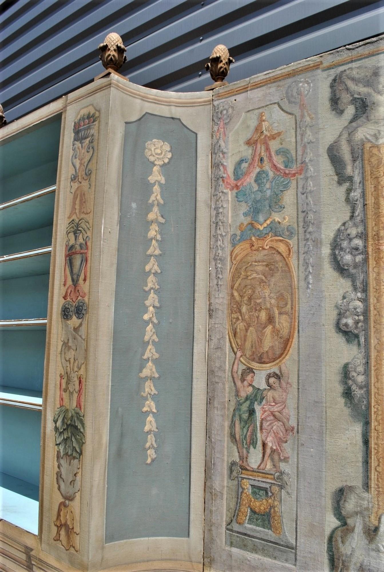 italien Paire de bibliothèques avec panneaux peints du 17ème siècle en vente